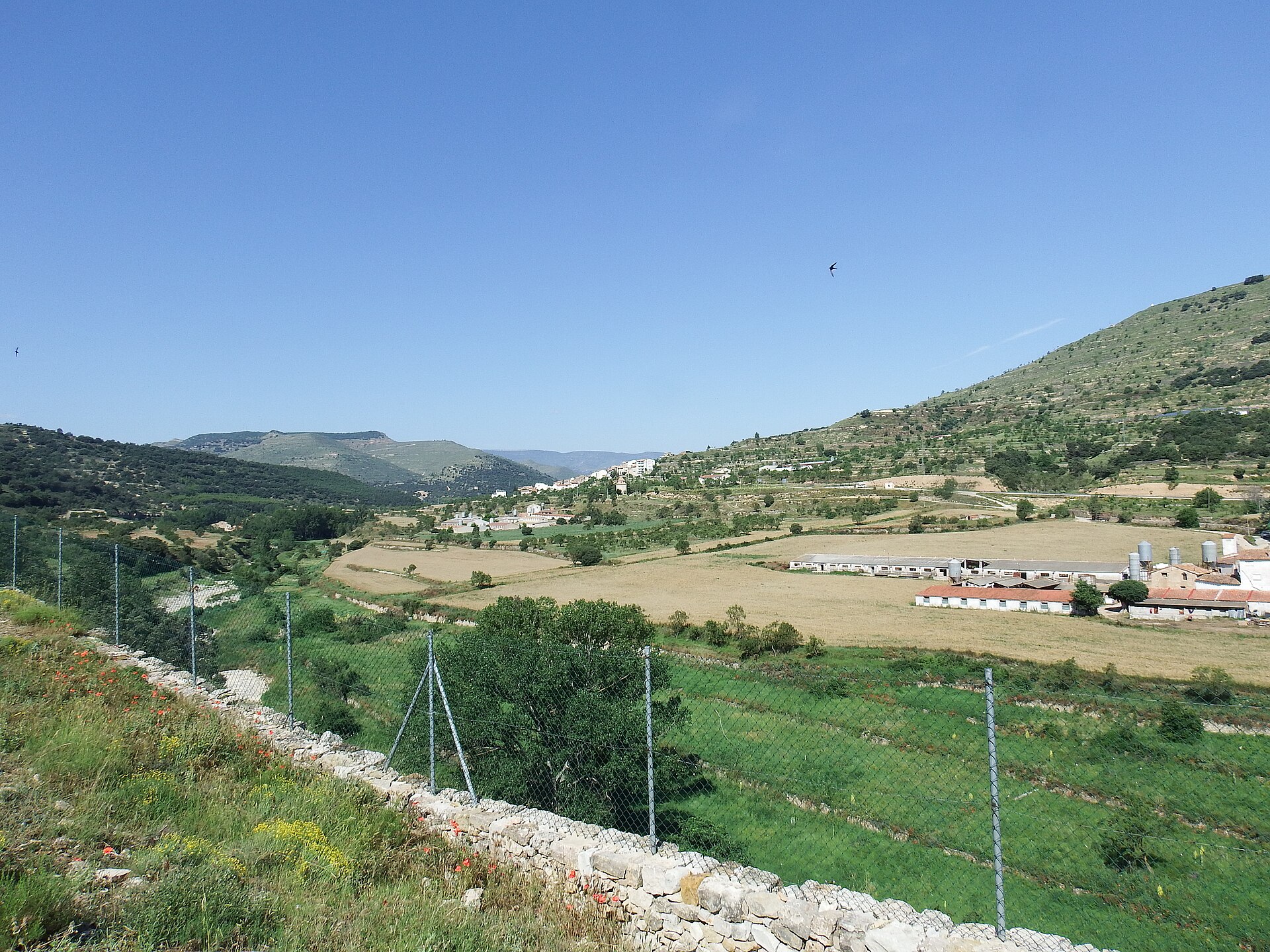 La Mata — perfil del pueblo y montañas detrás