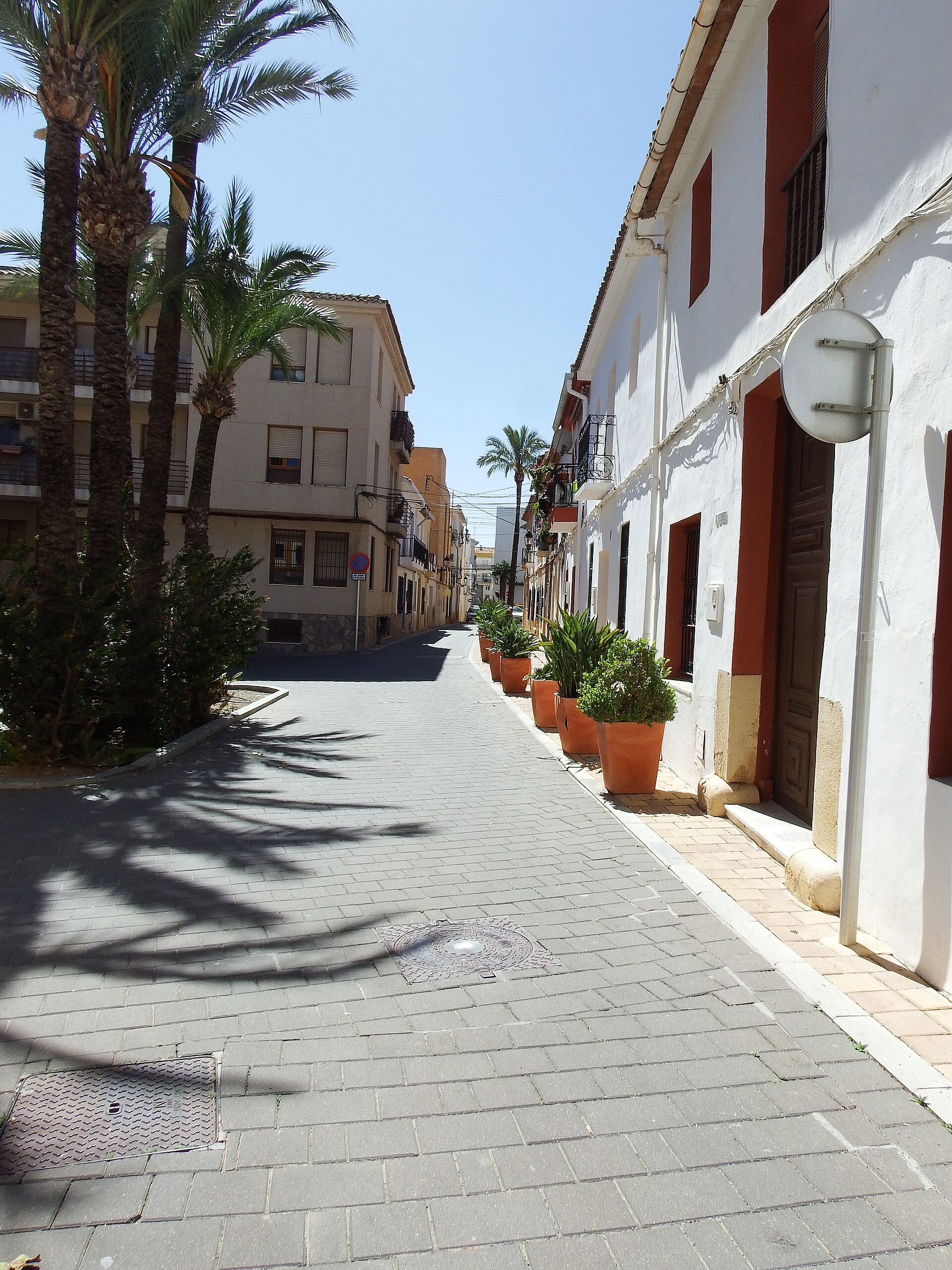 Calle peatonal en el núcleo histórico de La Nucia con fachadas blancas
