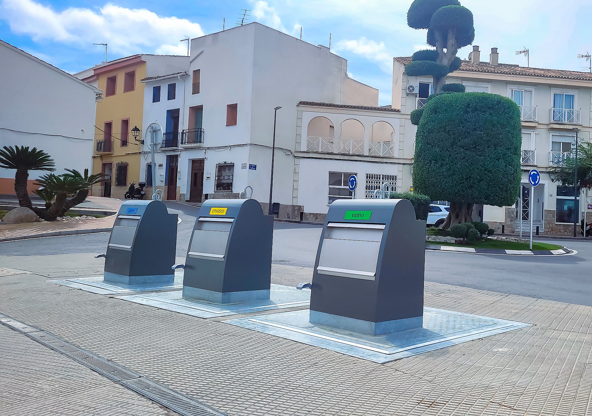 Islas ecológicas y rotonda en zona urbana de La Nucia