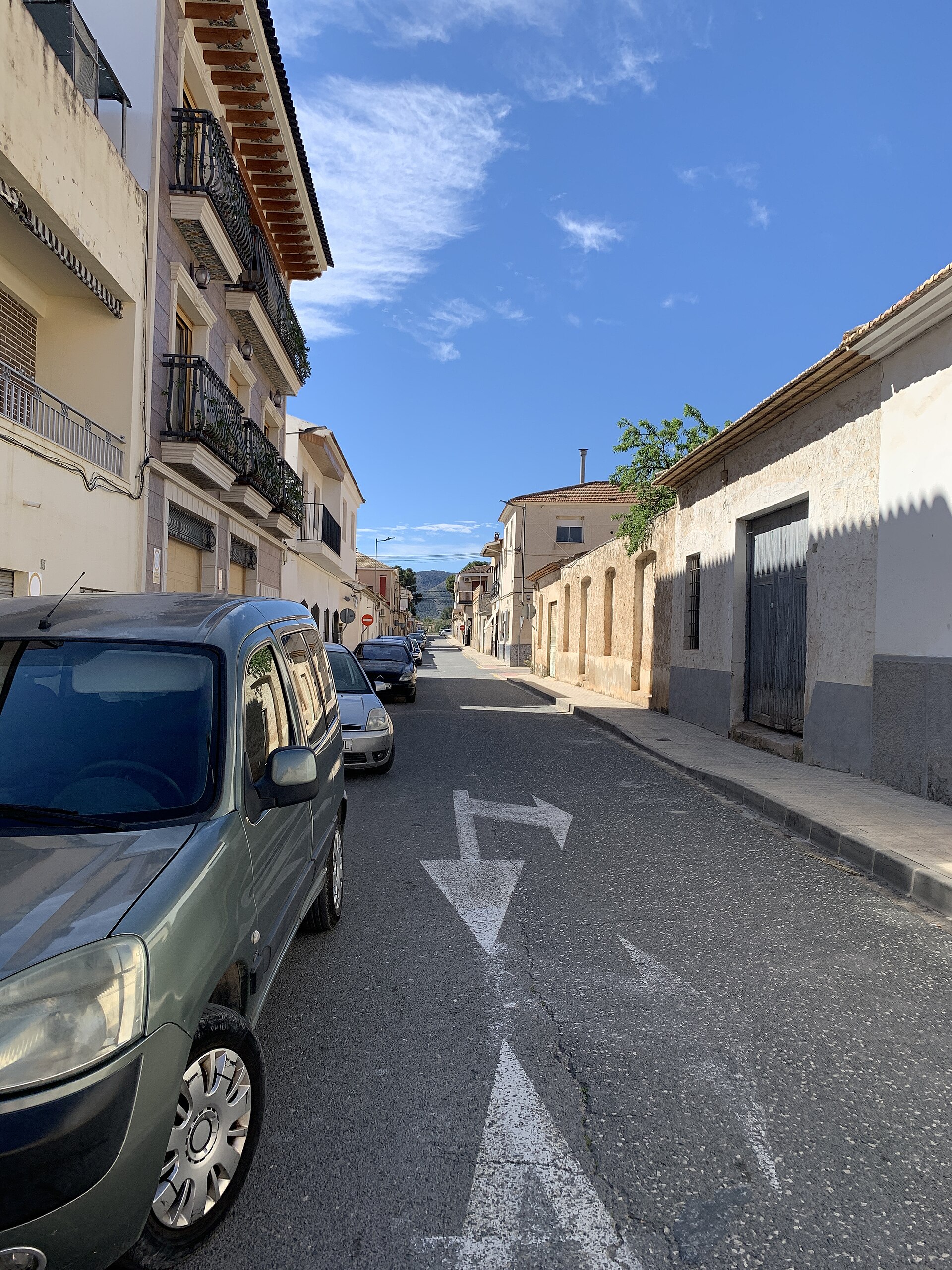 Calle urbana de La Romana con edificios y vehículos