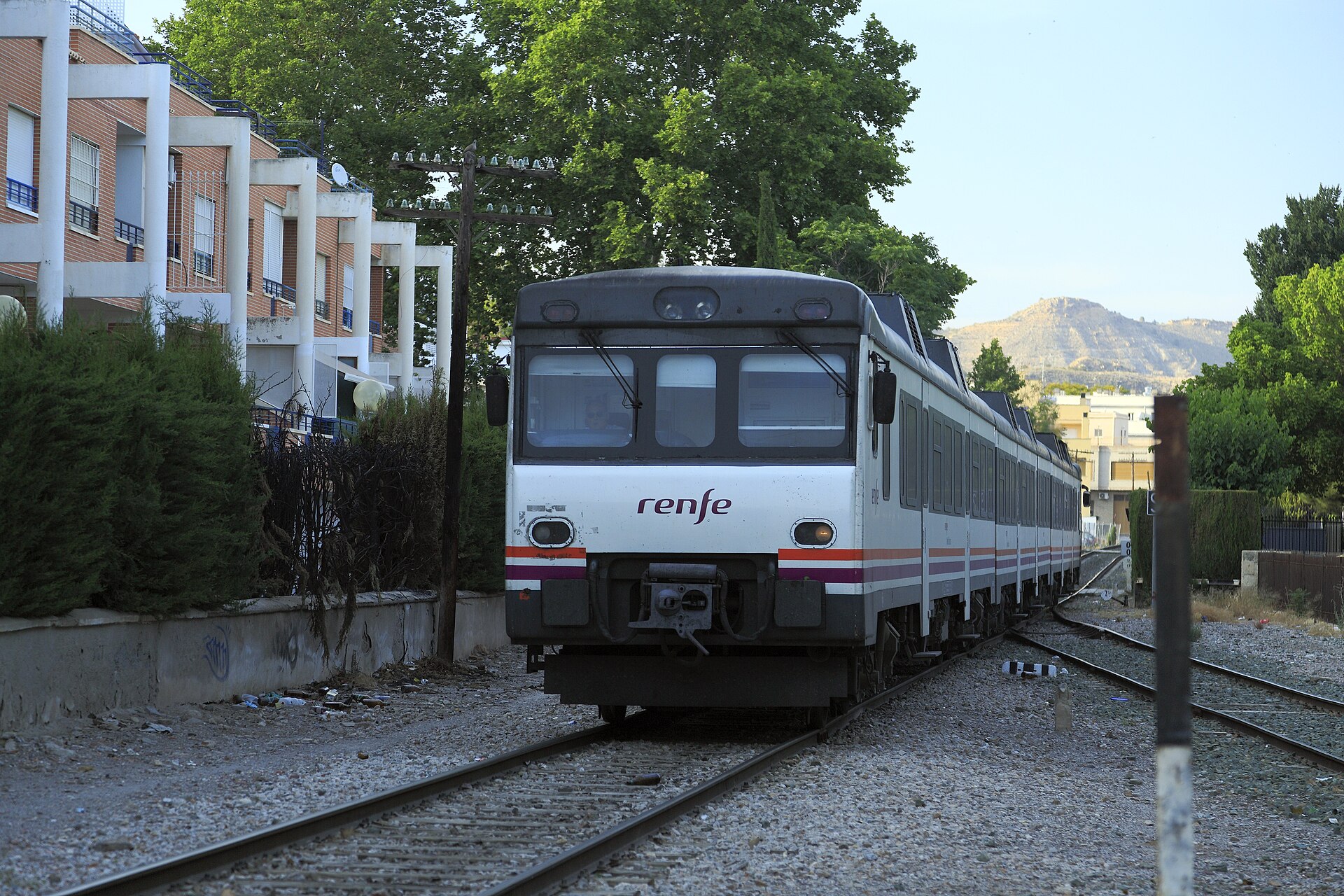 Tren Renfe entrando en Lorca‑Sutullena con cerro al fondo
