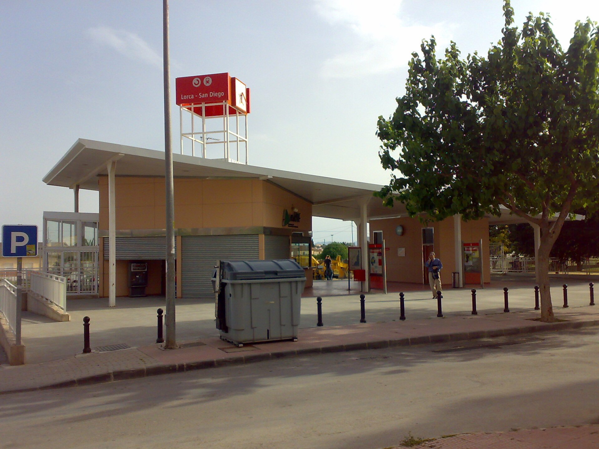 Acceso y rótulo de la estación Lorca‑San Diego