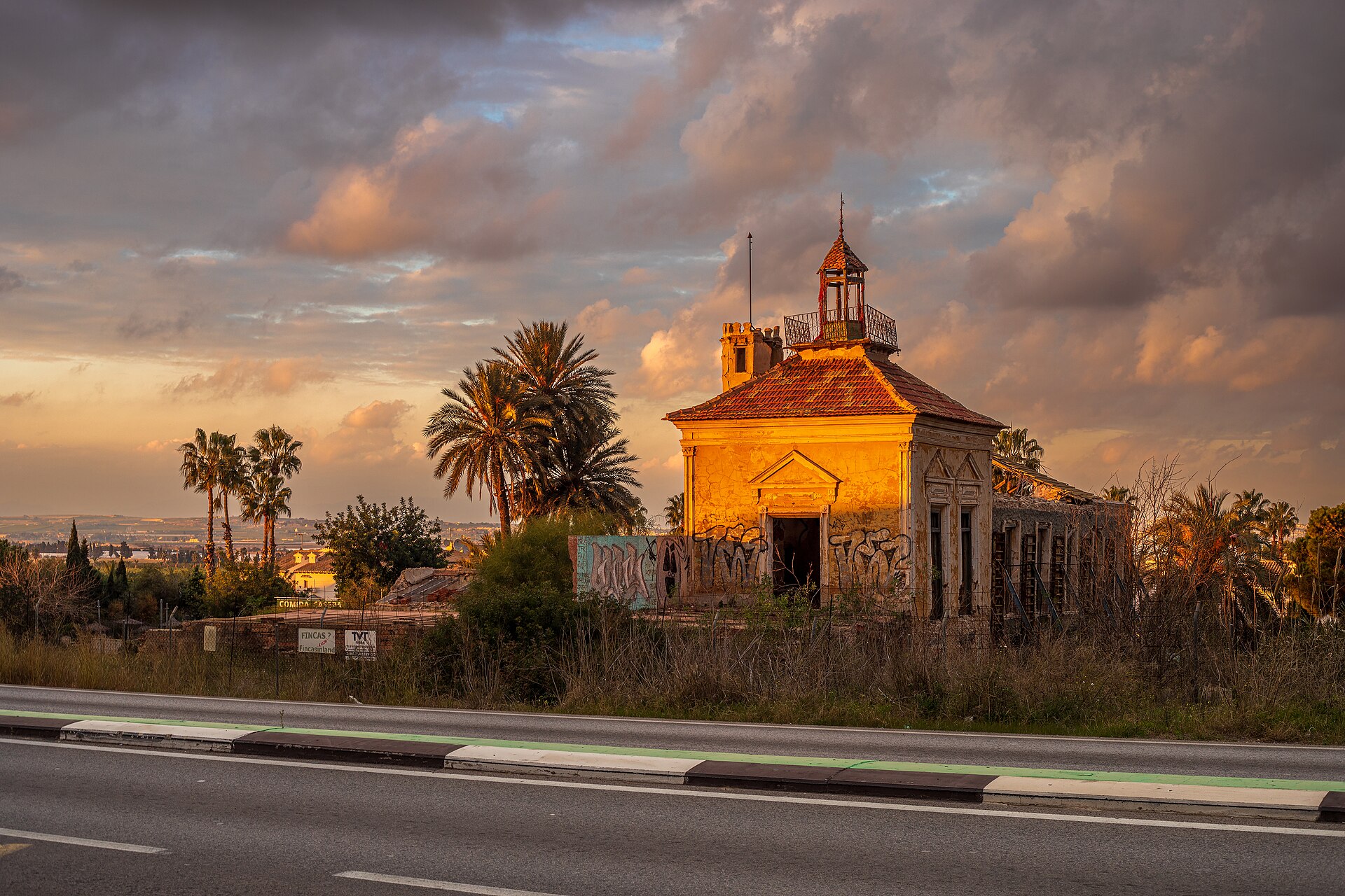 Torrevieja, Los Balcones – edificio abandonado junto a la CV‑95 al atardecer