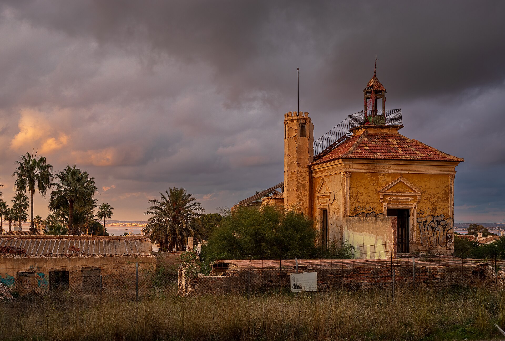 Torrevieja, Los Balcones – detalle del torreón y cubierta de edificio abandonado