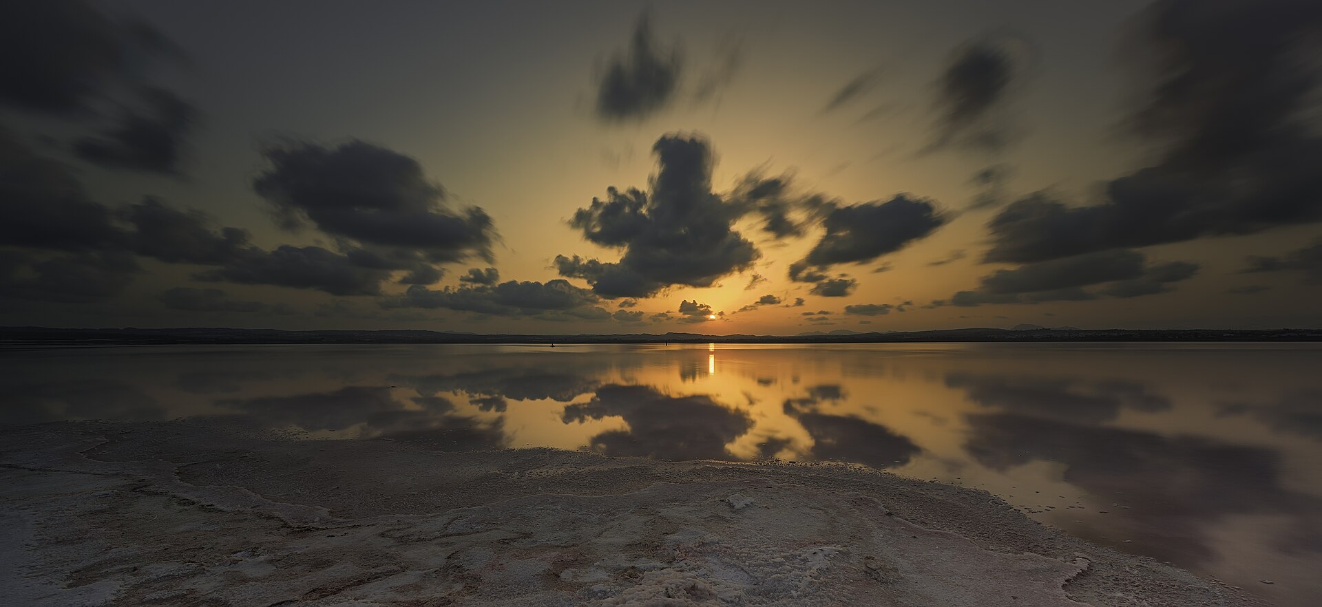 Reflejo al atardecer en la laguna rosada