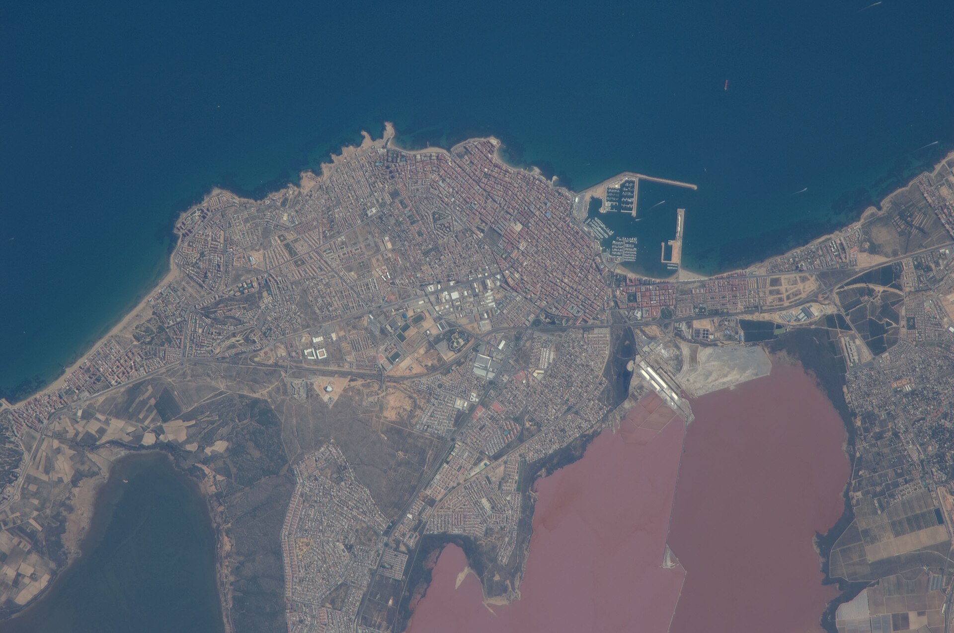 Vista satelital de la laguna rosada y el entorno urbano