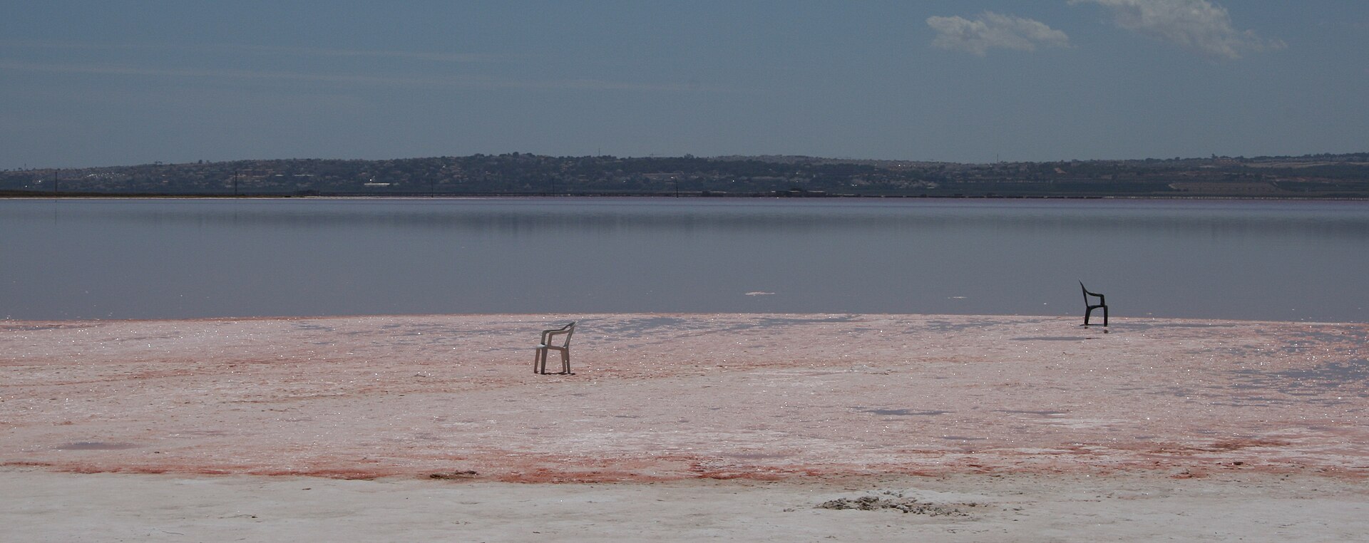 Orilla salina de la Laguna de La Mata con dos sillas