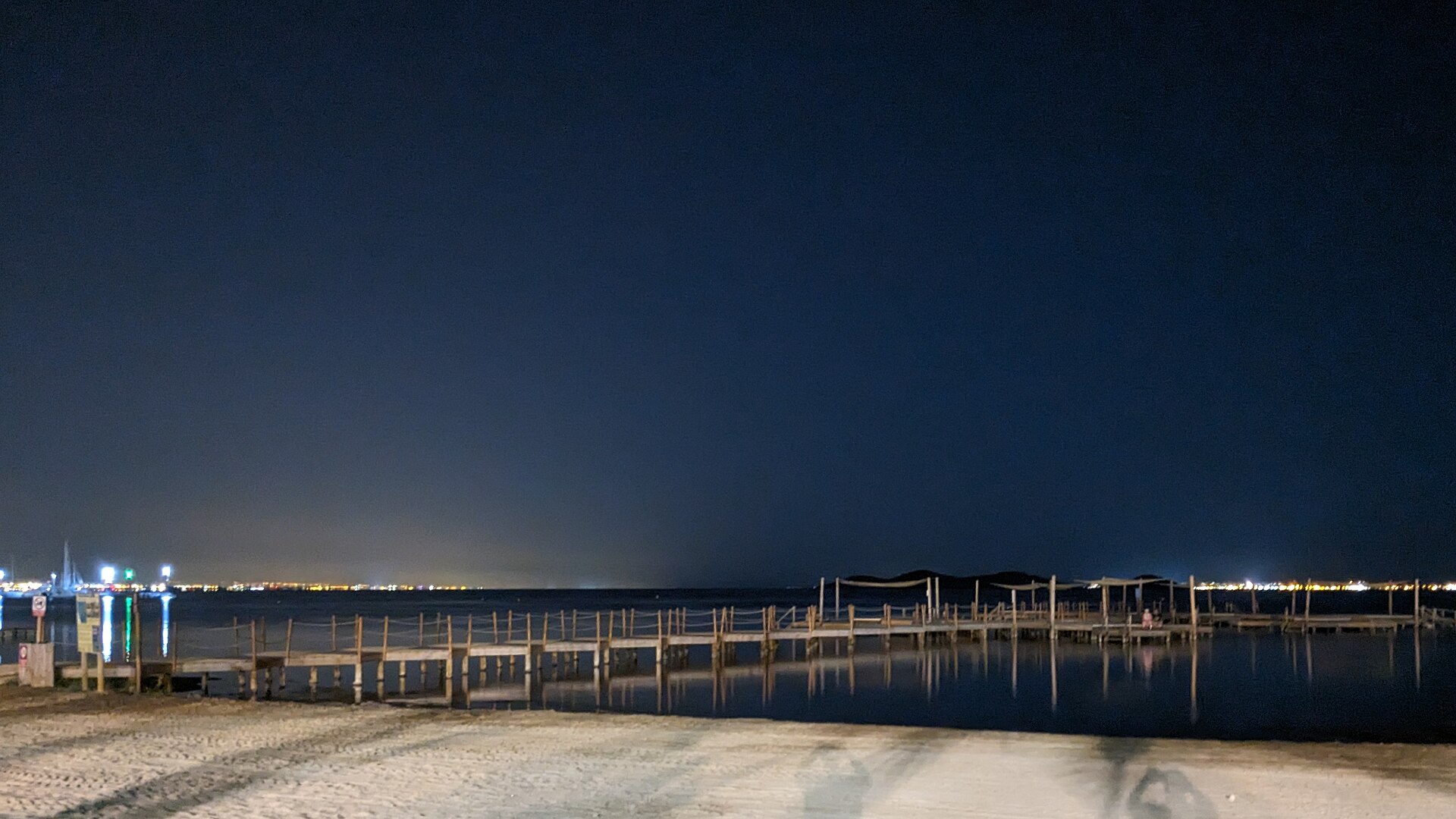 Mar Menor y pasarela desde la urbanización Estrella de Mar, Los Urrutias (noche)