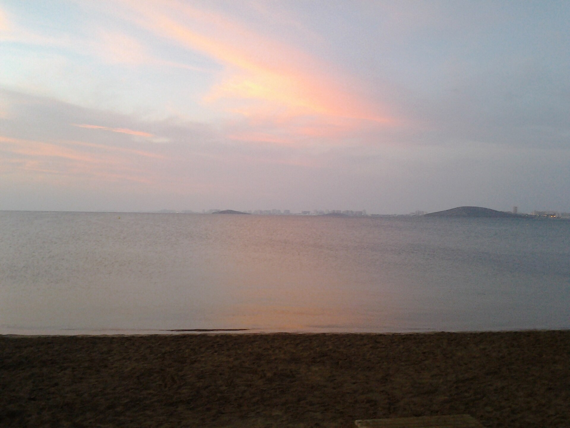 Atardecer con palmeras y paseo junto al Mar Menor en Mar de Cristal