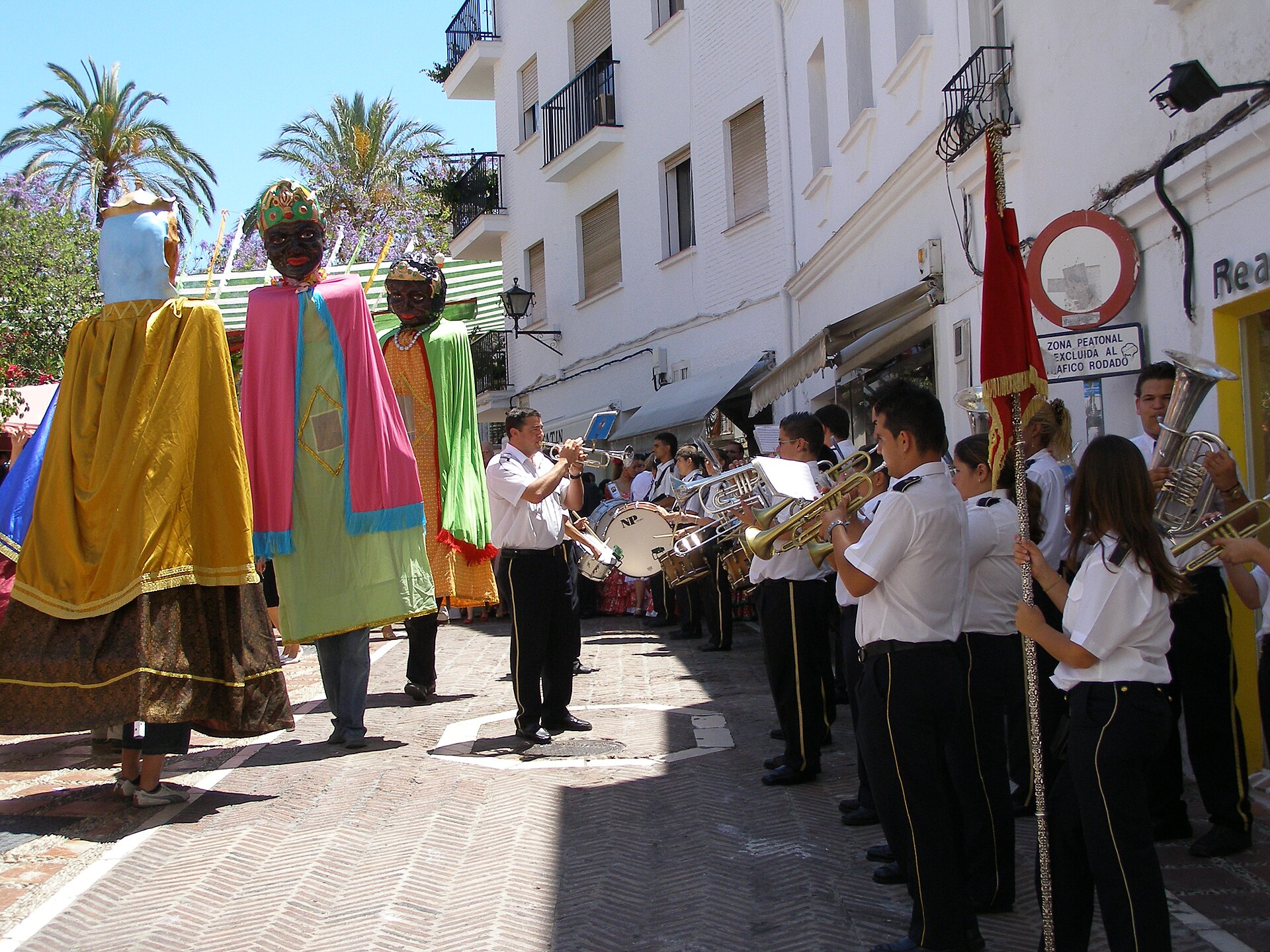 Calle del casco antiguo de Marbella durante una banda y gigantes