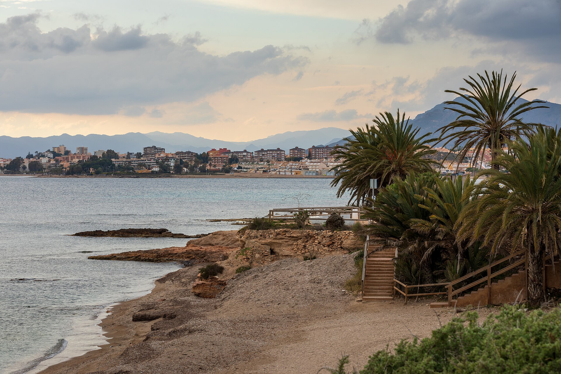 Playa de la Raja, Puerto de Mazarrón, tramo de arena y escollos junto a pasarela y escaleras.