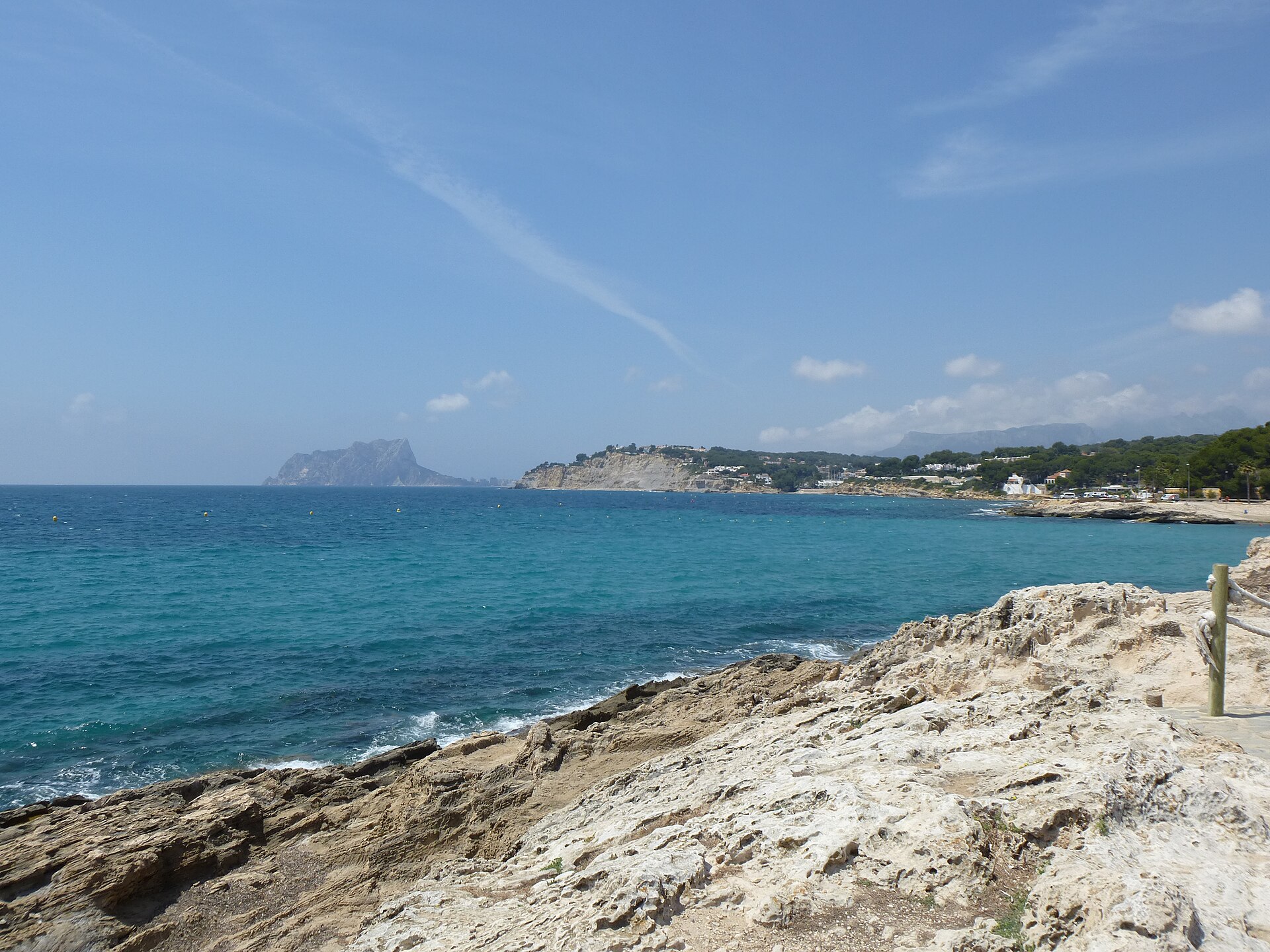 Costa de Moraira y Peñón de Ifach en el horizonte