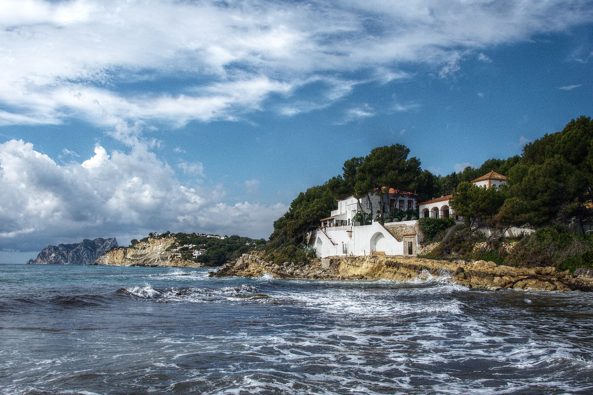 Costa y casas sobre el acantilado en Moraira