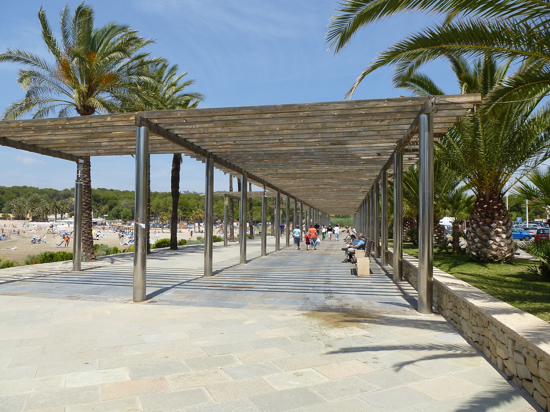 Paseo y pérgola en la playa de Moraira