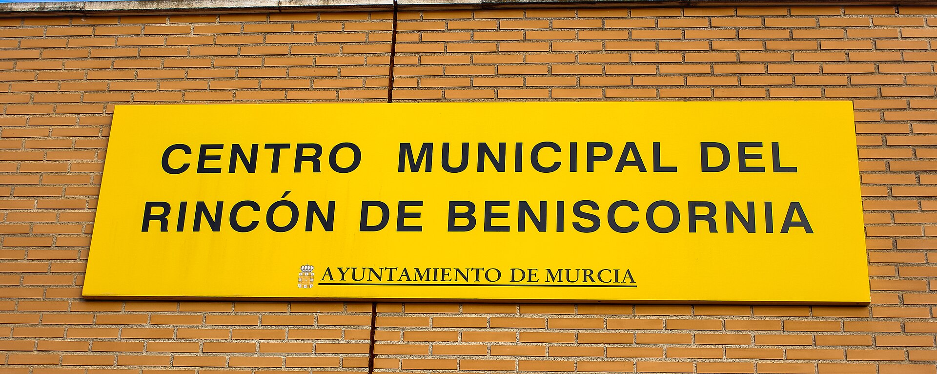 Cartel amarillo del Centro Municipal del Rincón de Beniscornia