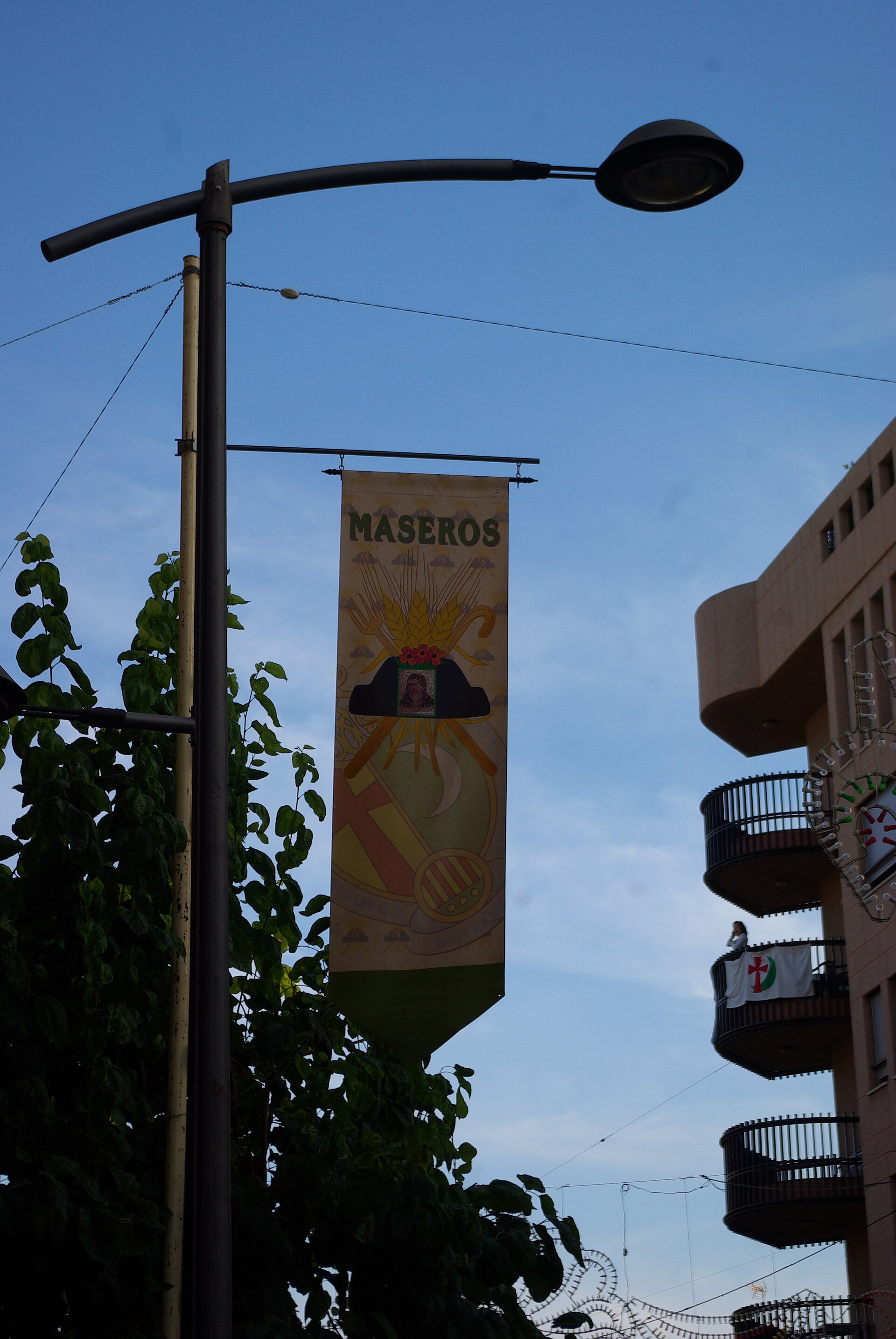Banderola de fiesta y balcones en una calle de Mutxamel