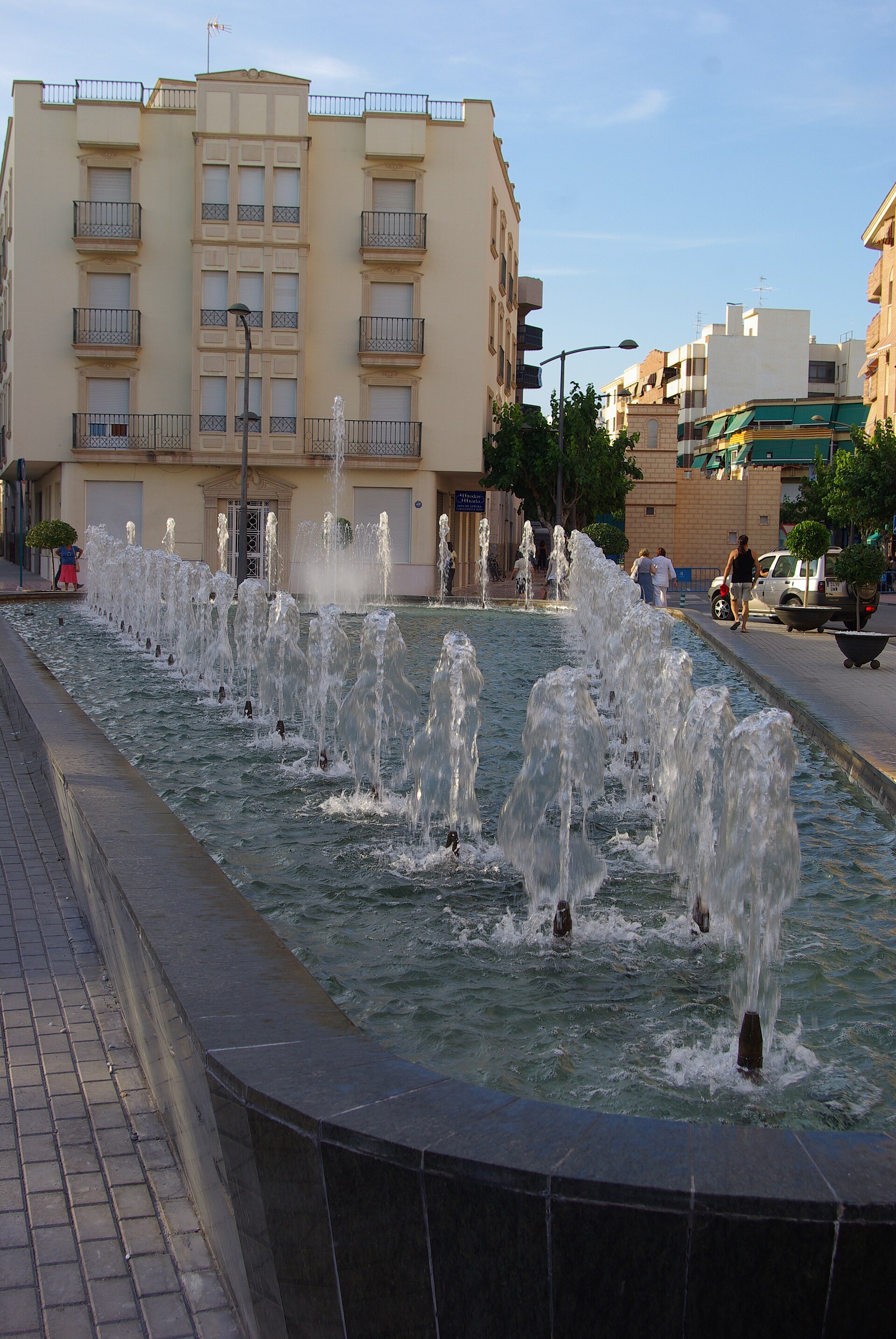 Fuente y plaza en Mutxamel junto a edificios