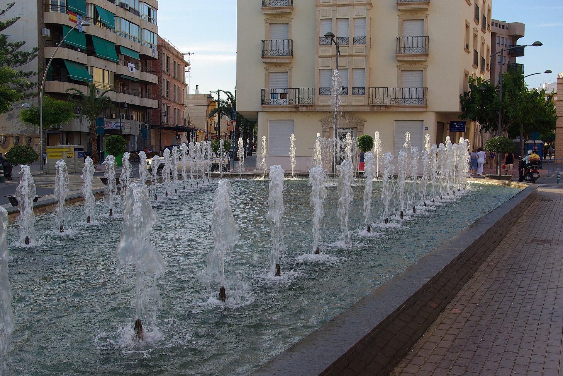 Panorámica de la fuente y la fachada junto a la plaza de Mutxamel