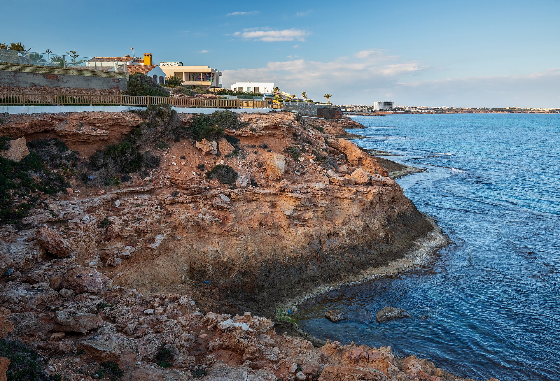 Acantilado y senda litoral junto al mar en Cabo Roig