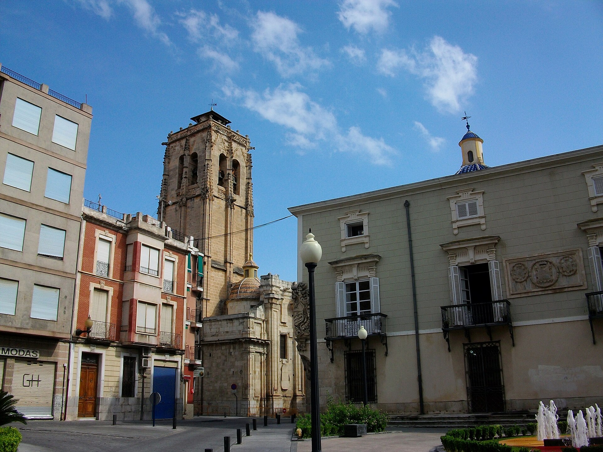 Campanario y fachadas junto al ayuntamiento en Orihuela