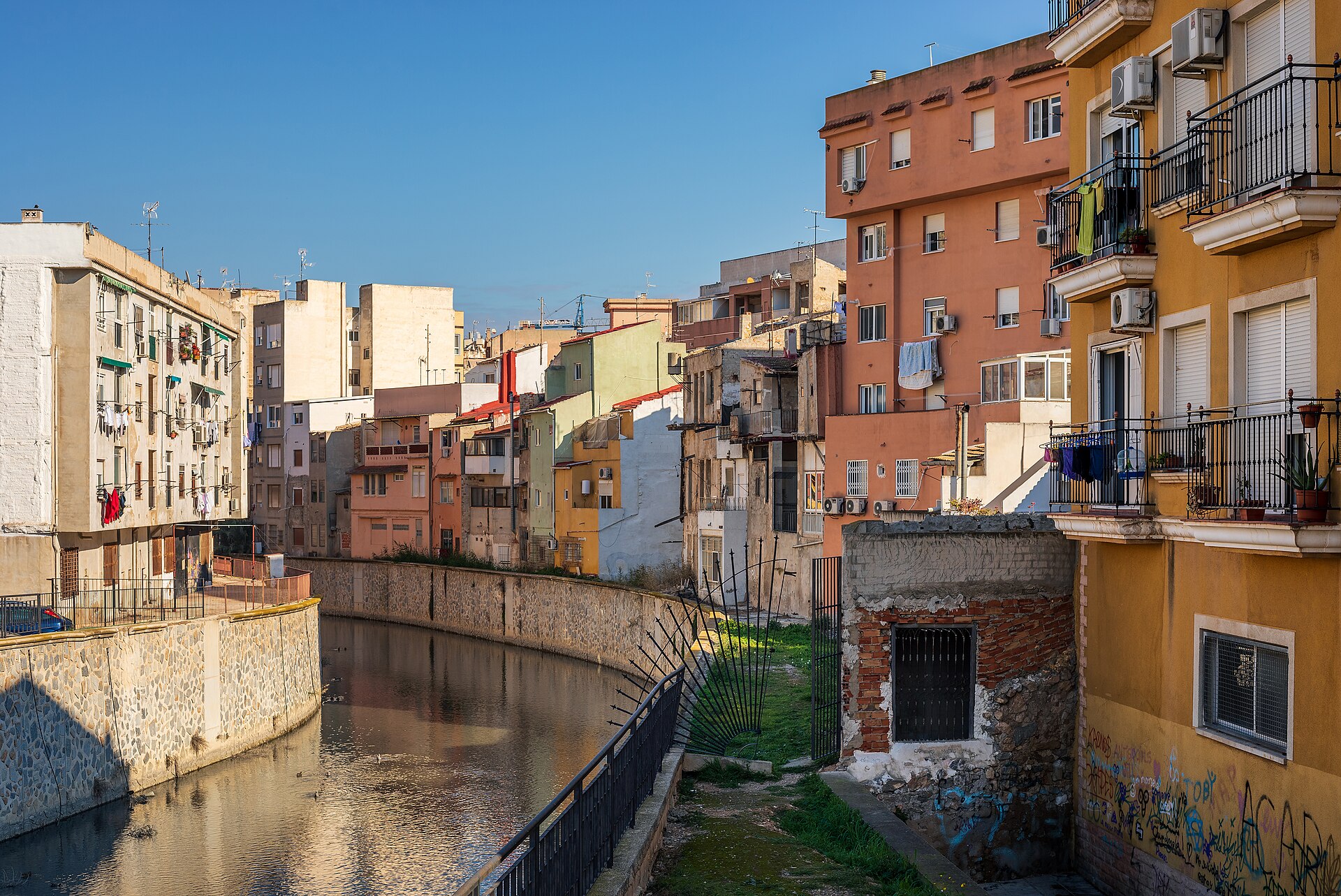 Edificios residenciales junto al río Segura en Orihuela
