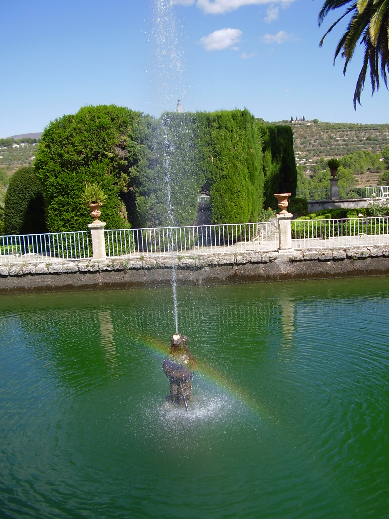 Estany amb font i arc de Sant Martí a Penyaguila.