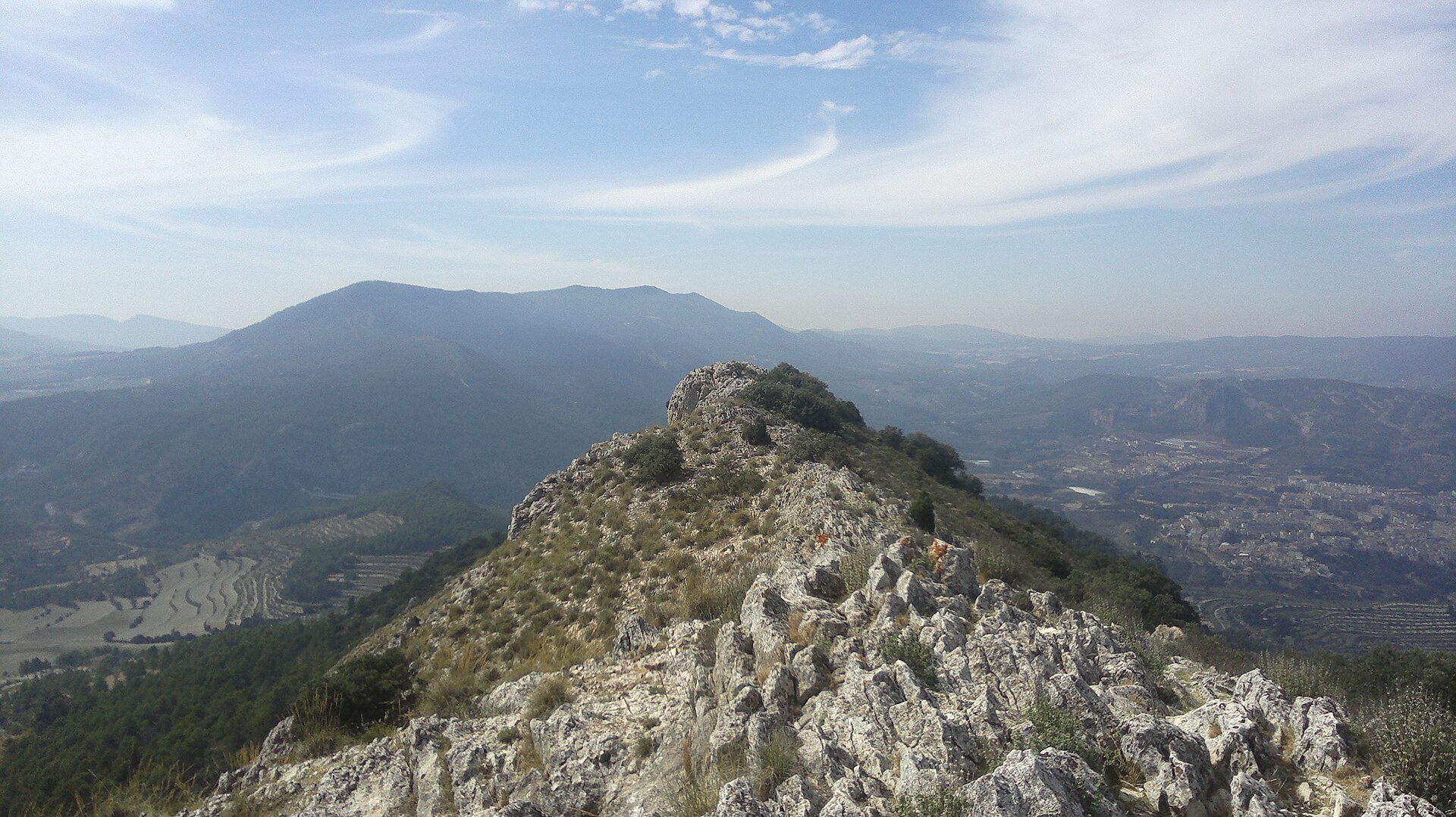 Carena de La Serreta, panoràmica sud prop de Penàguila.