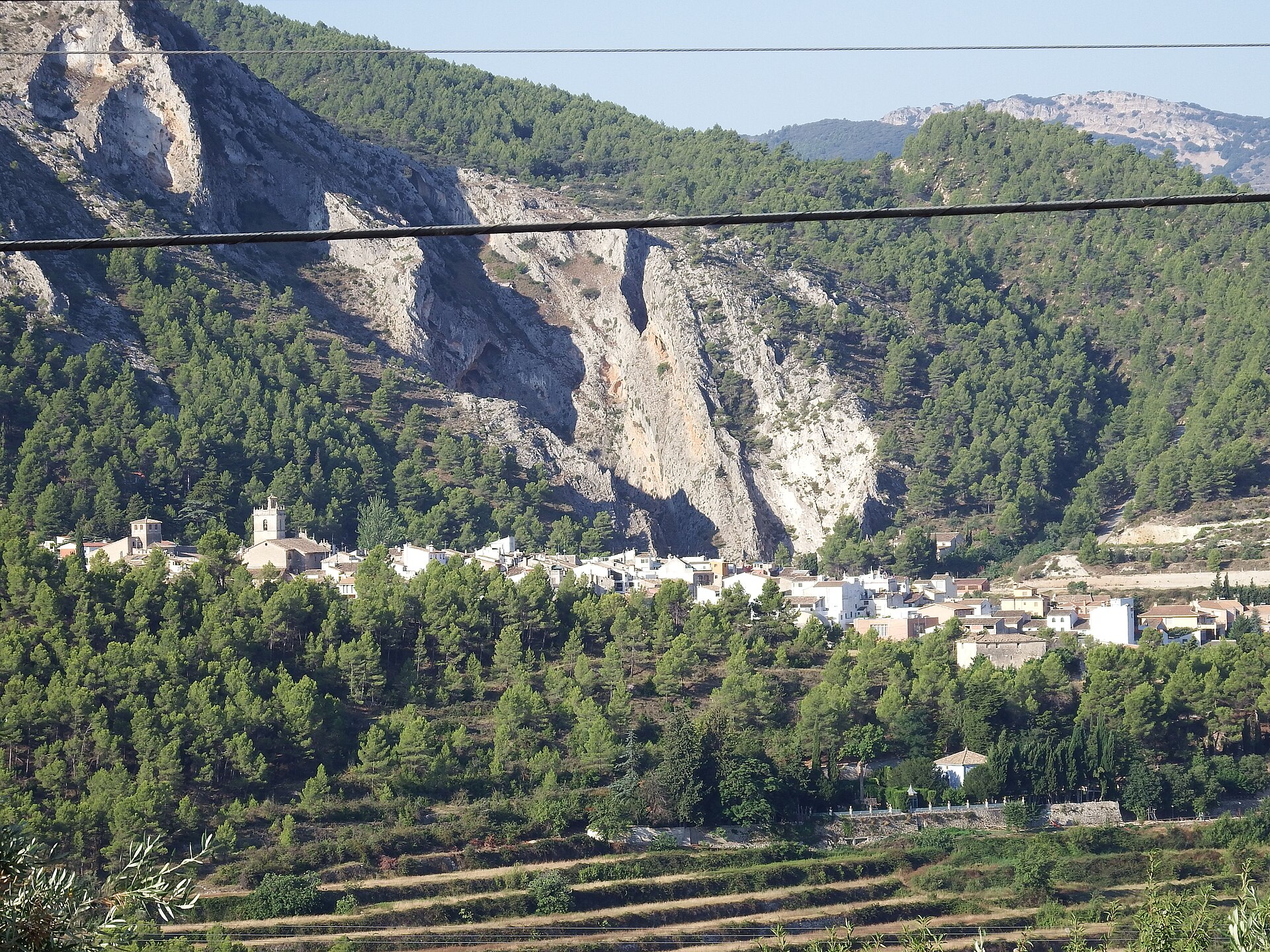 Penàguila vista des de la localitat veïna de Beniarrés/Benasau.