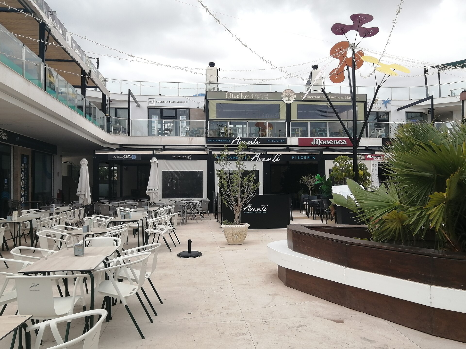 Plaza comercial en Torre de la Horadada, plaza con terrazas y mesas al aire libre