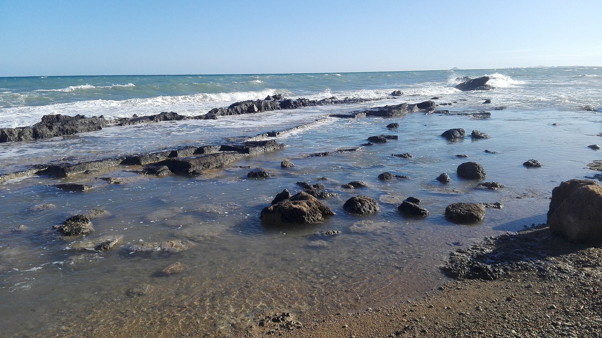 Canteras romanas en la costa de Mil Palmeras, rocas y losas en el agua