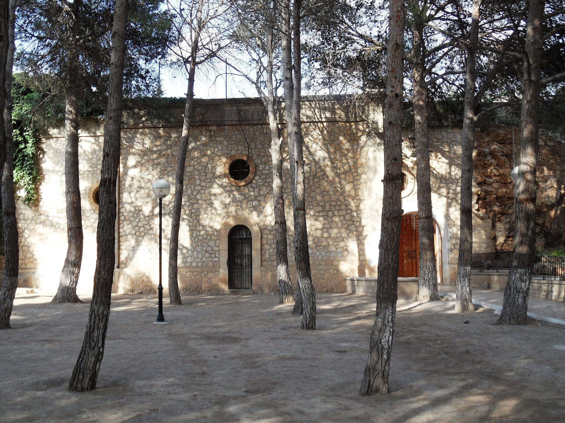 Pinoso — ermita de Santa Catalina entre pinos