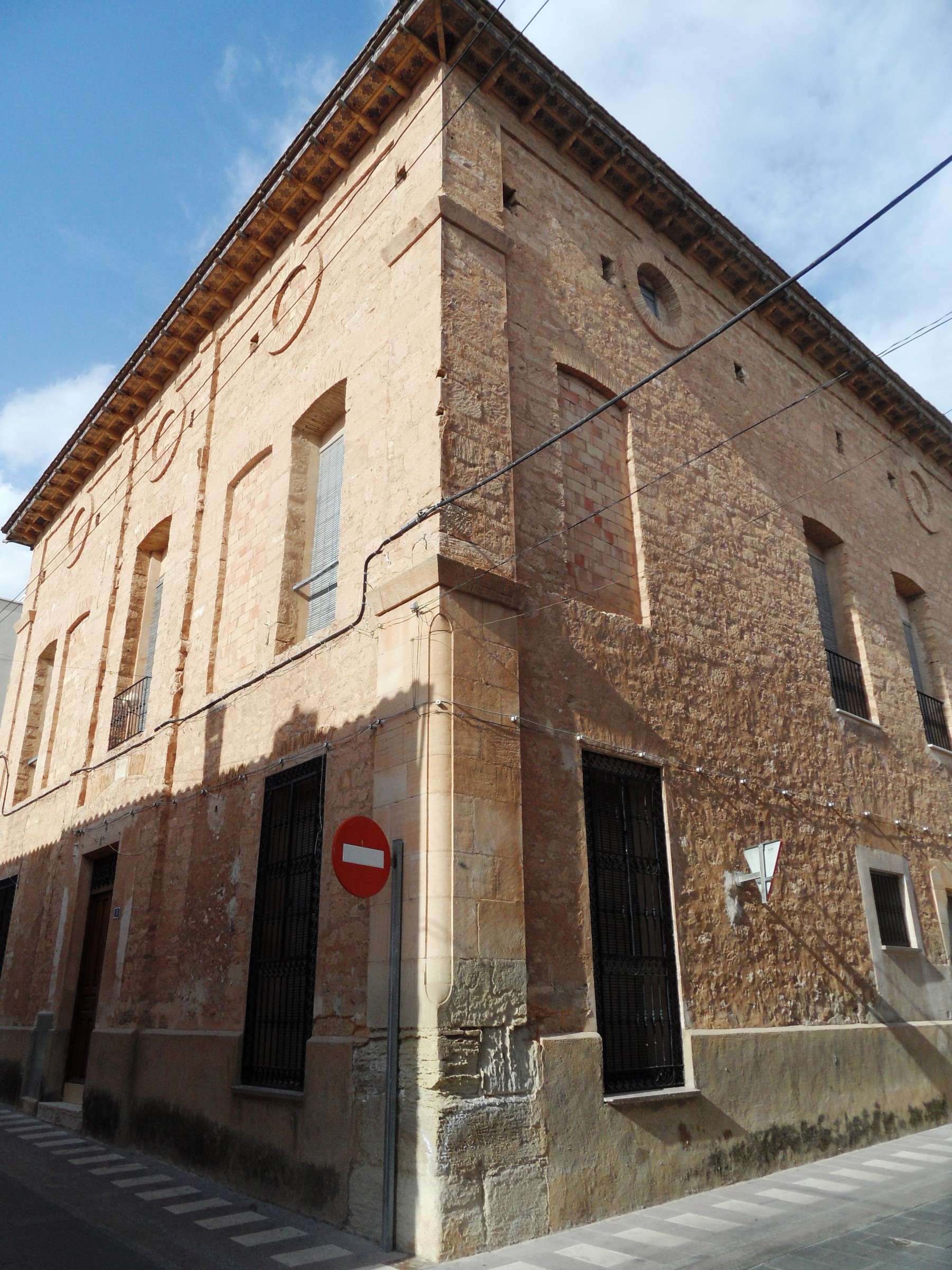 Pinoso — casa en la confluencia de Cánovas del Castillo y Azorín