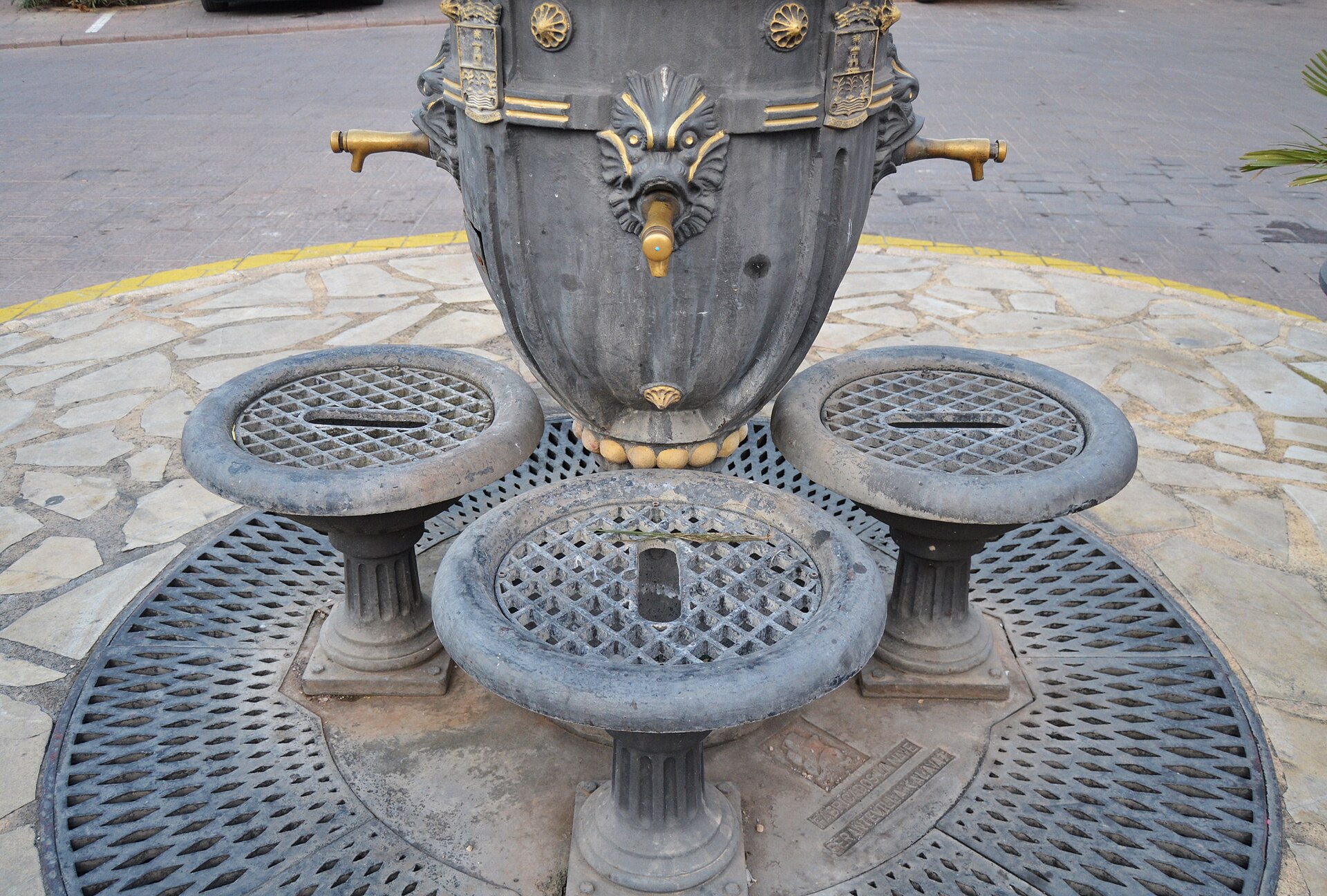 Detalle de surtidores y platos de la fuente de la plaça de la Puríssima, Polop