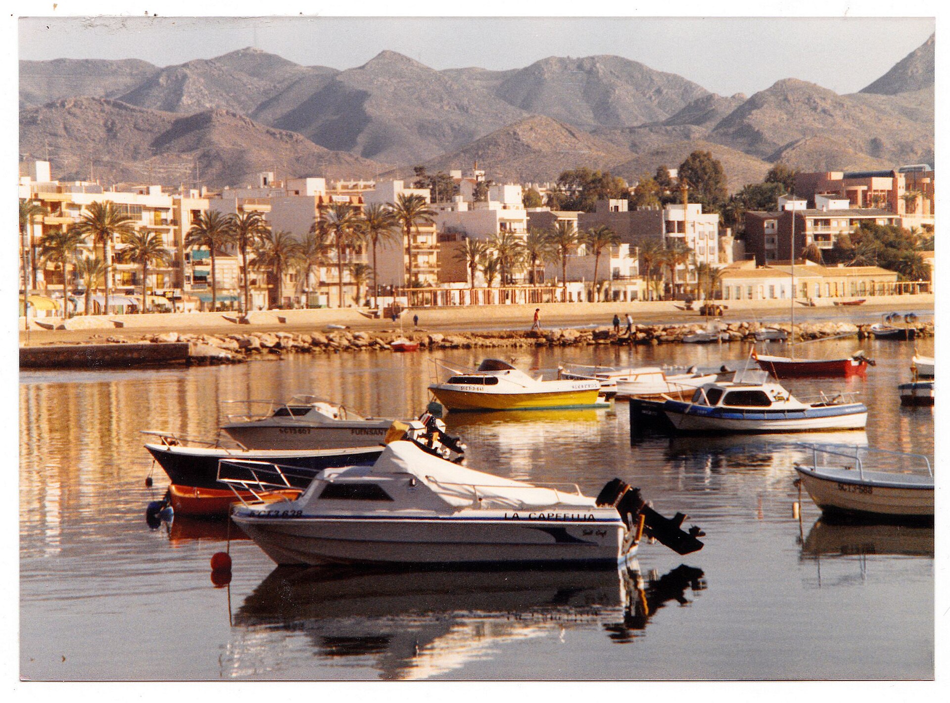 Puerto de Mazarrón, panorama del puerto con embarcaciones y la fachada marítima