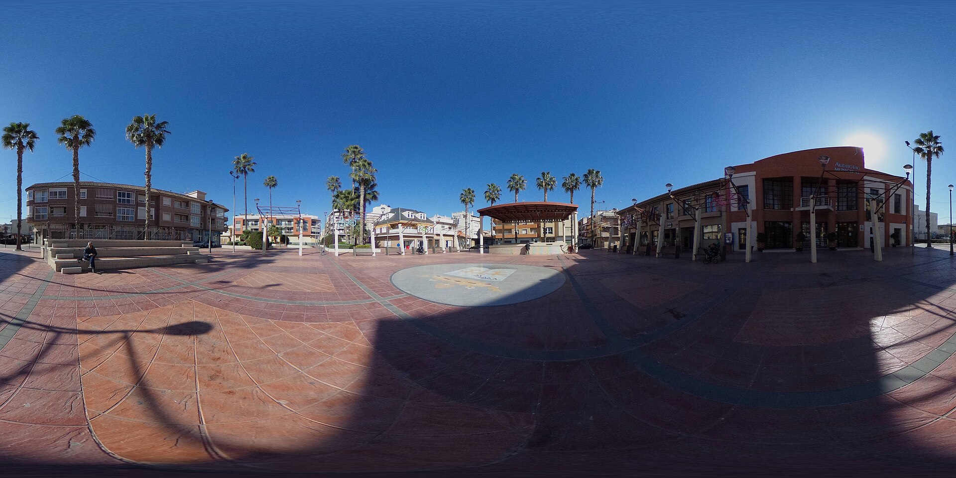 Plaza de España de Rafal con auditorio, templete y palmeras