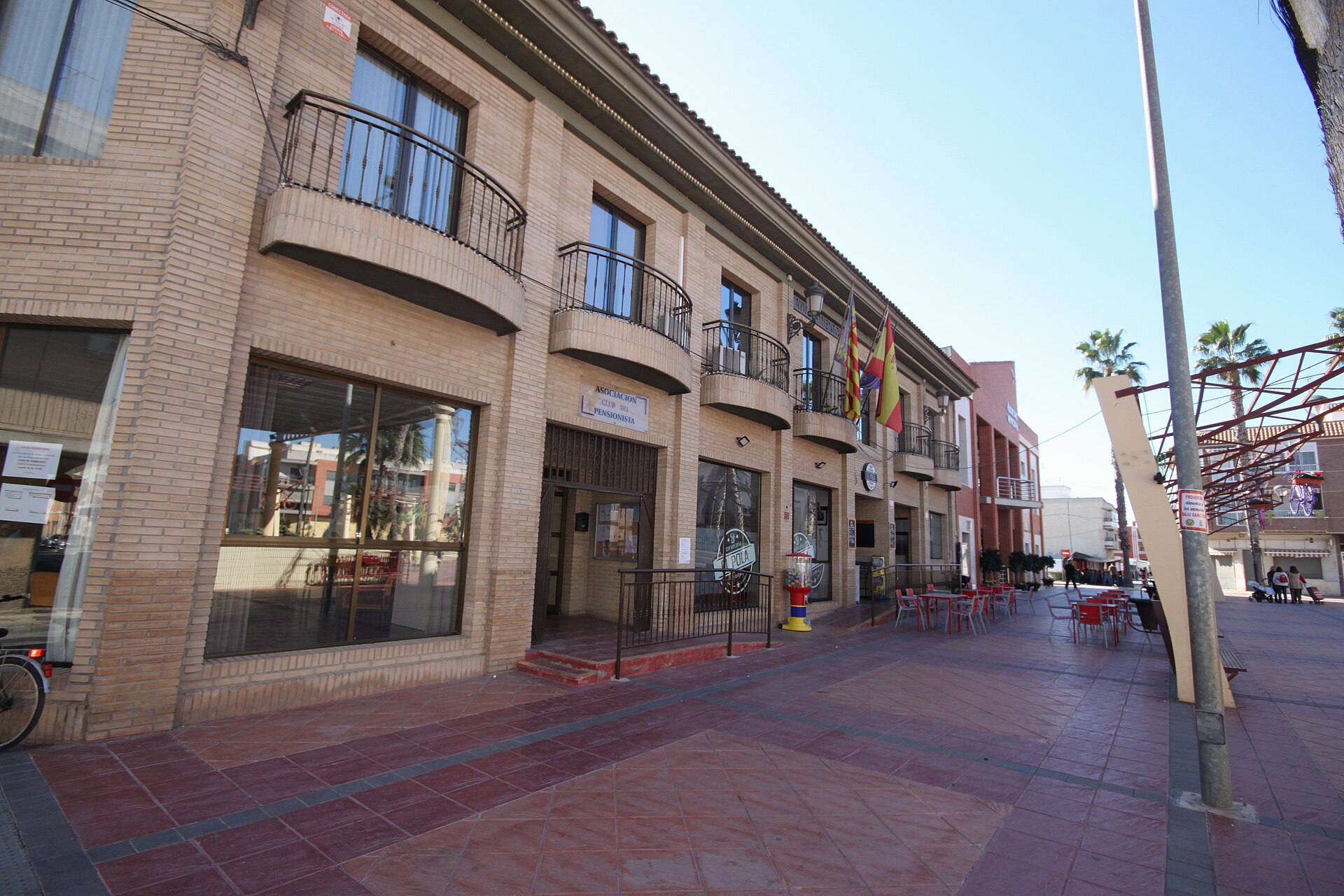 Fachada del Ayuntamiento de Rafal con banderas