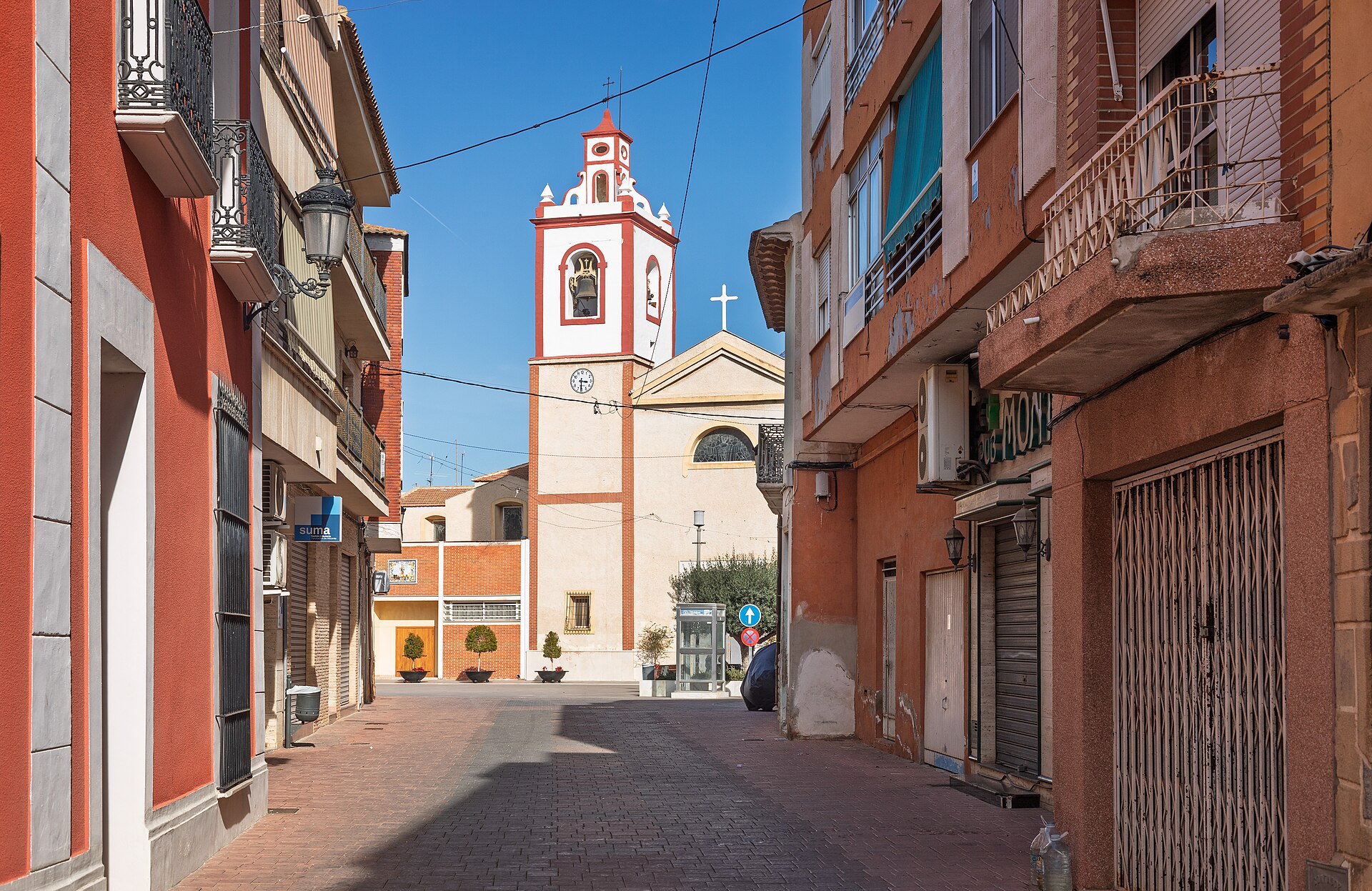 Calle Joaquín González con la iglesia de San Pedro al fondo