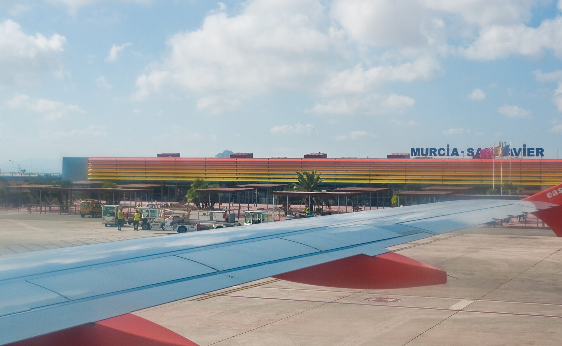 Fachada del edificio terminal del Aeropuerto Murcia–San Javier