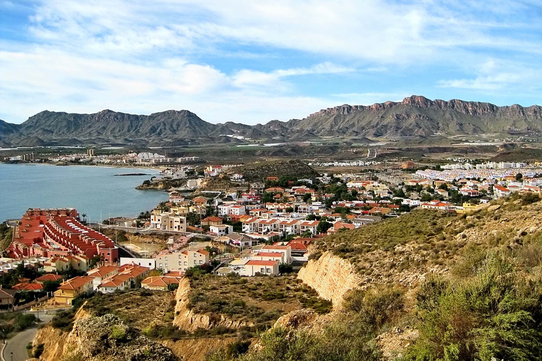 San Juan de los Terreros, vista panorámica del núcleo y el entorno montañoso