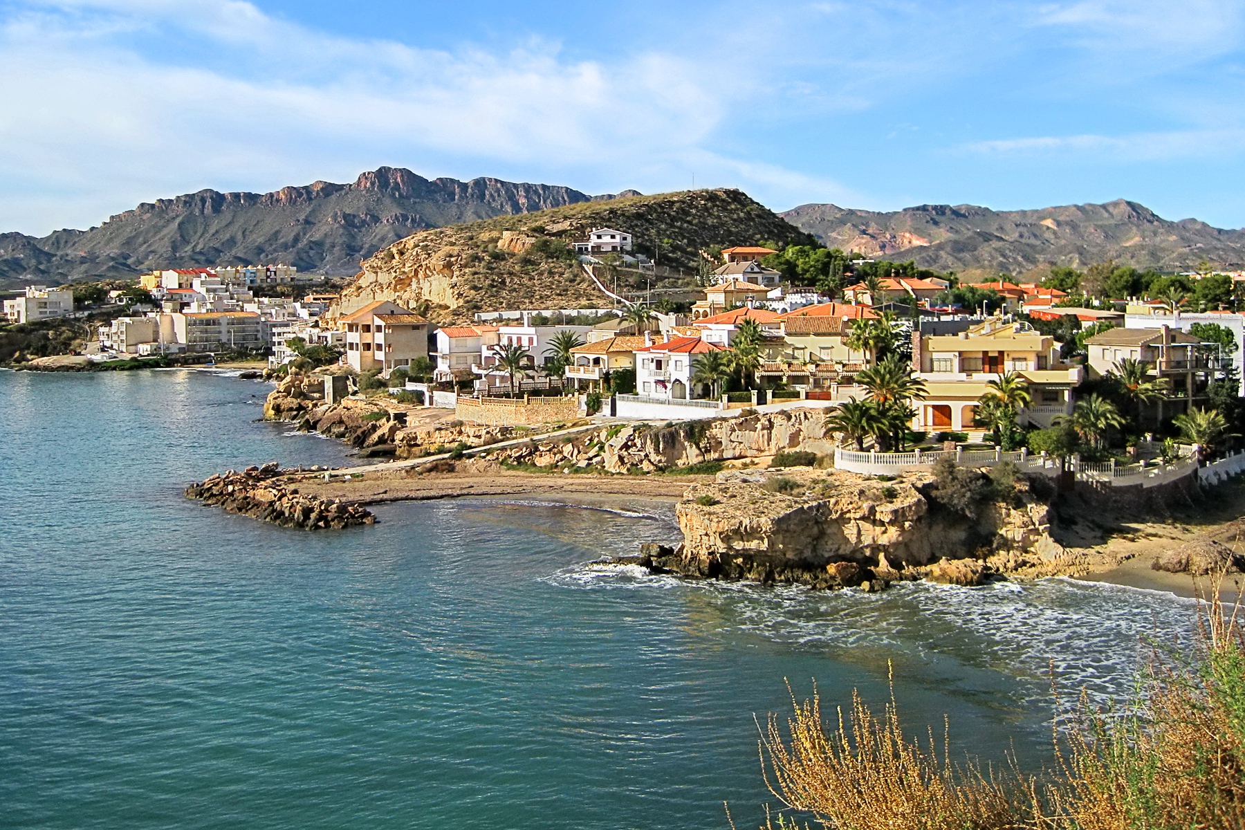 San Juan de los Terreros, cabecera costera con acantilados y viviendas junto al mar