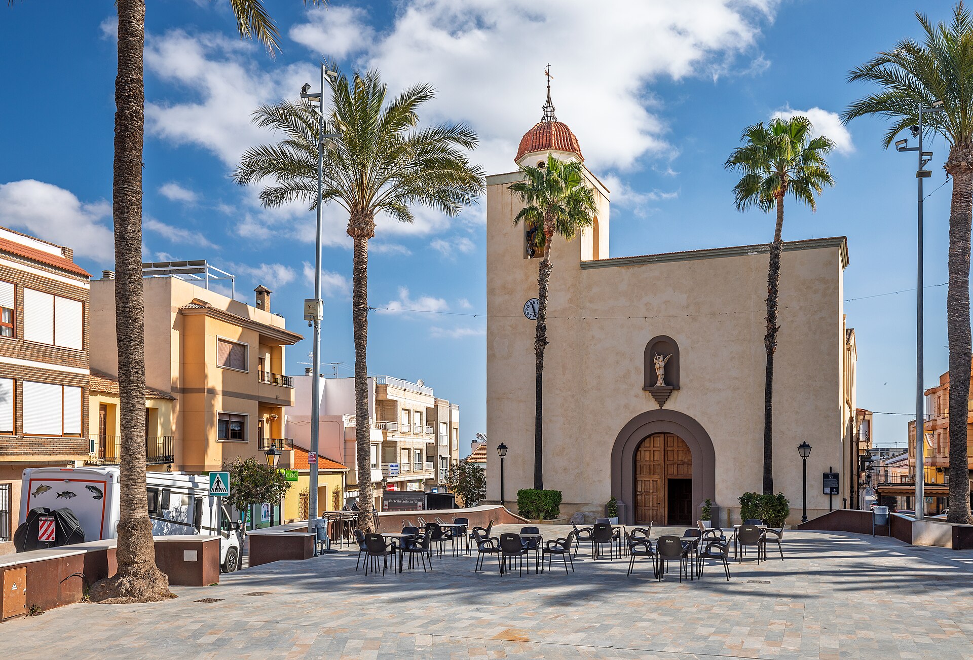 Parroquia de San Miguel Arcángel y Plaza de la Libertad