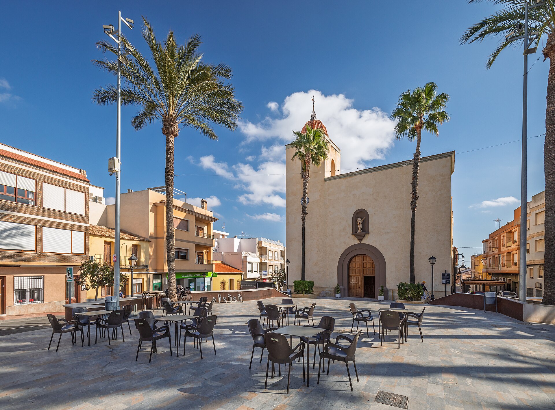 Plaza de la Libertad con terraza y palmeras