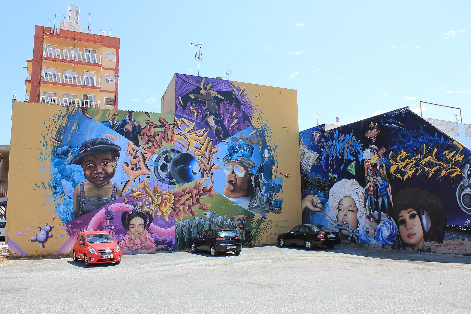 Mural urbano en San Pedro del Pinatar, fachada pintada