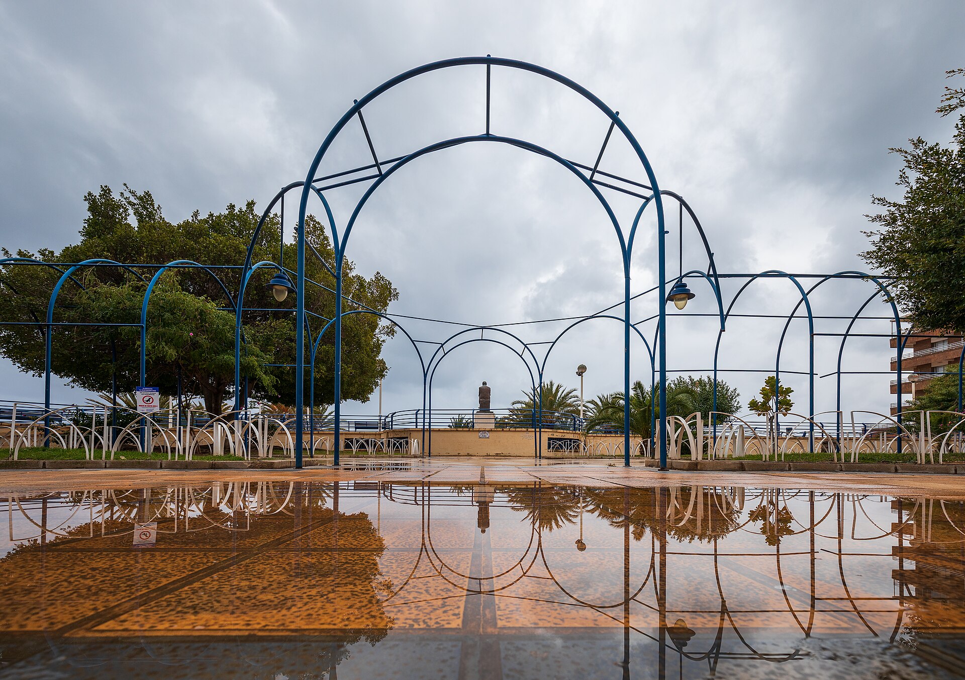 Plaza Comunidad Valenciana en Santa Pola tras lluvia