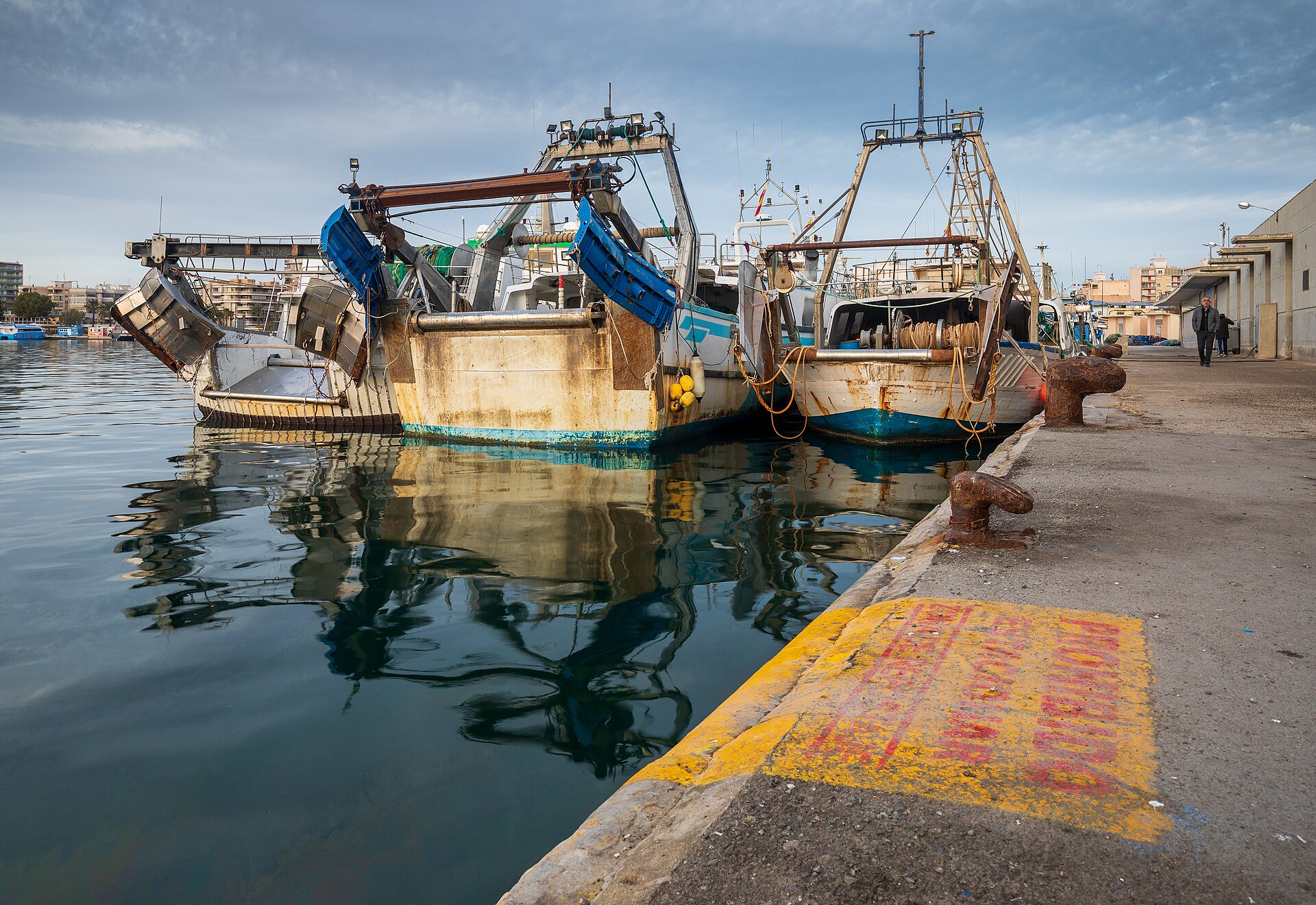 Barcos pesqueros atracados en el puerto de Santa Pola
