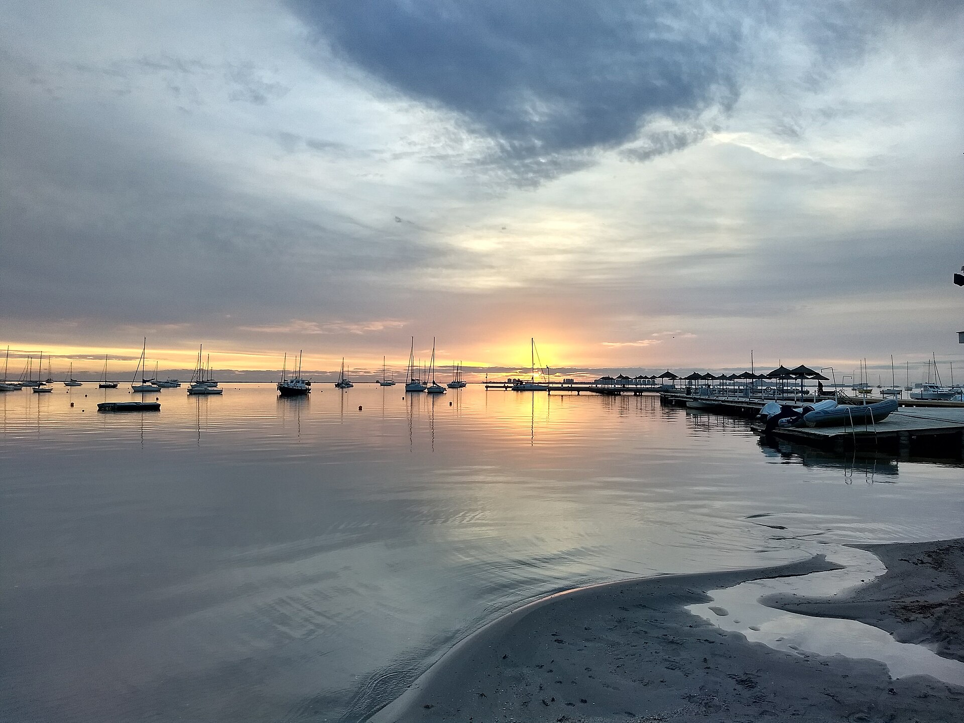 Panorámica del Mar Menor desde el paseo marítimo de Santiago de la Ribera al amanecer