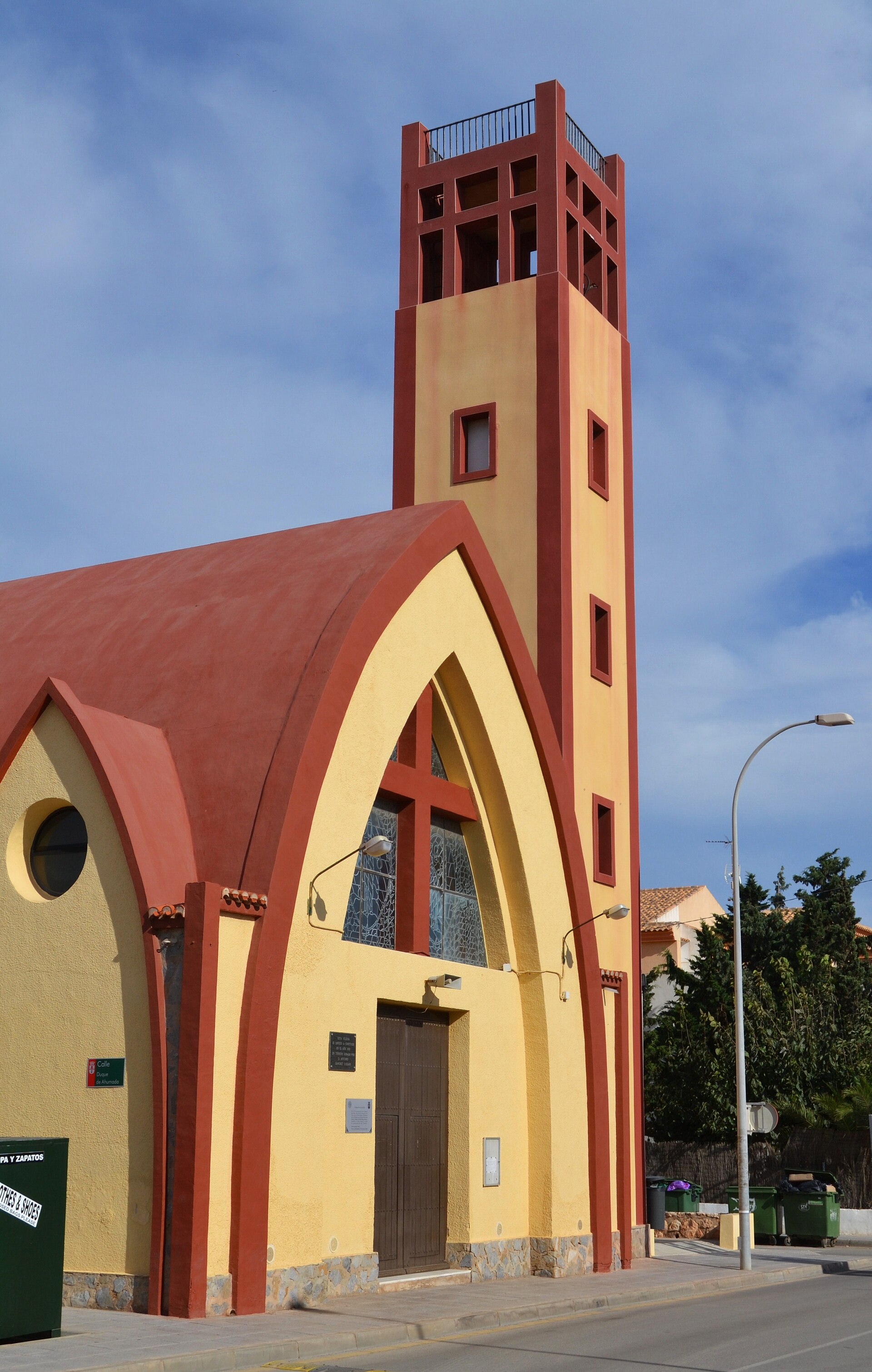 Torre de la Horadada, façana i campanar des d'una cantonada del carrer