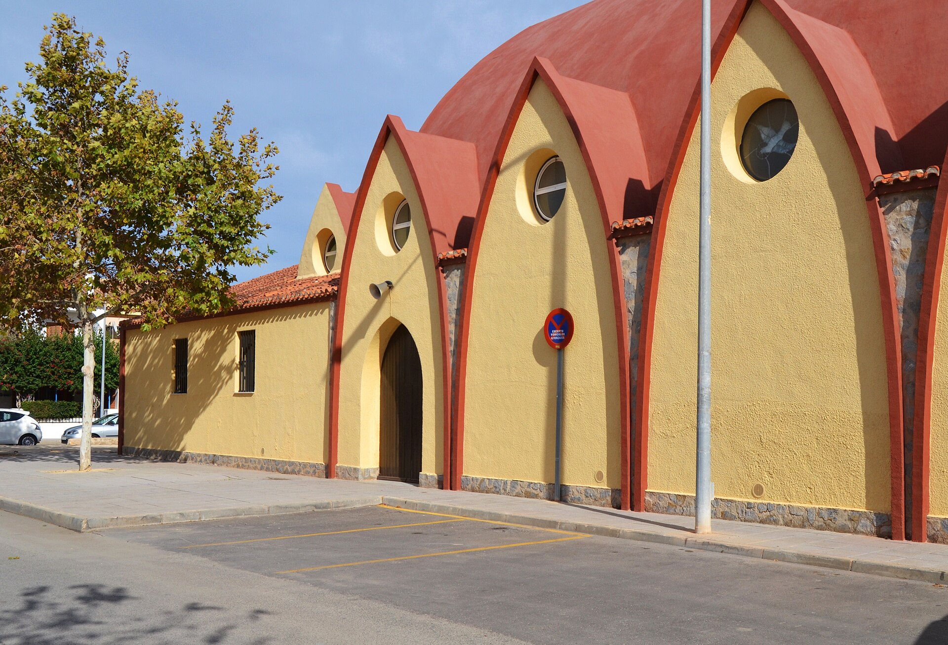 Torre de la Horadada, lateral de l'església i façana amb oculs