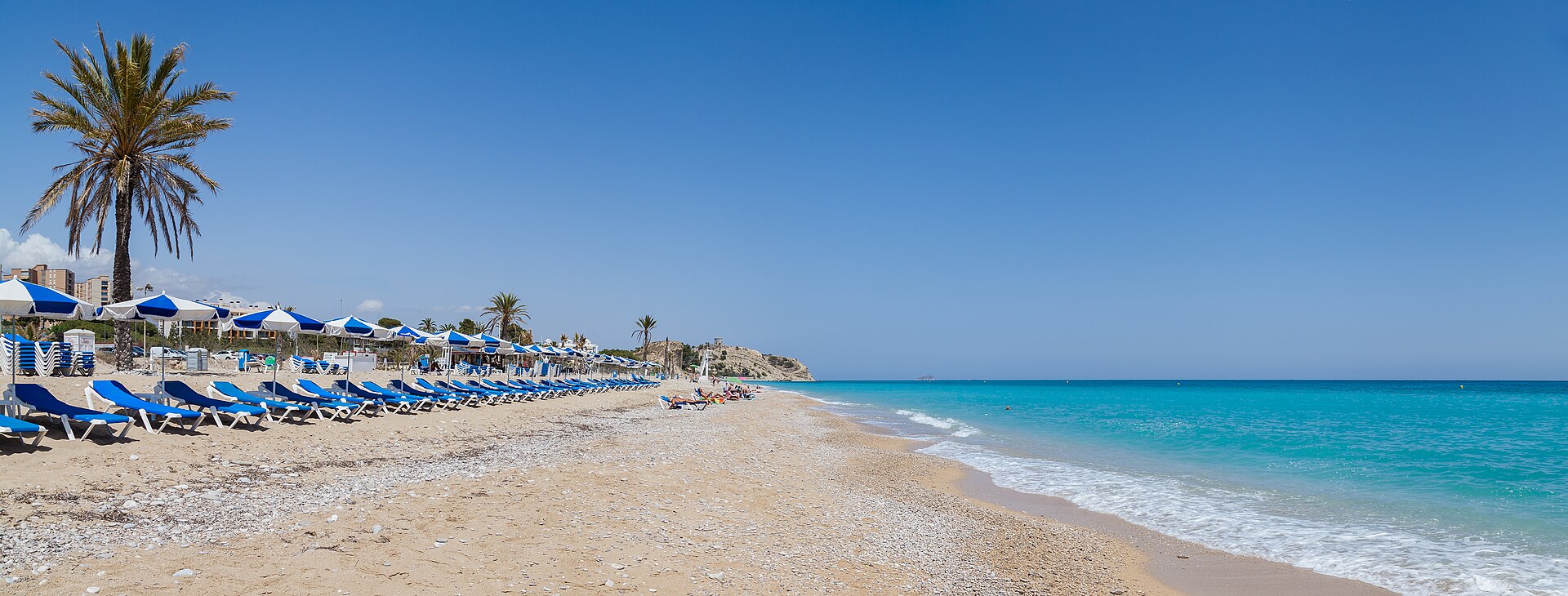 Playa Paraíso en Villajoyosa con tumbonas y sombrillas