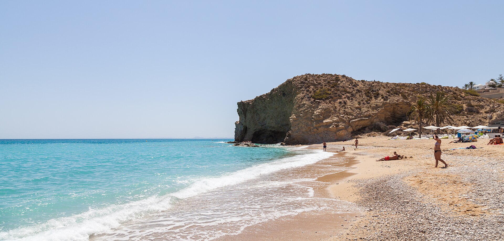 Playa Paraíso y cavidad rocosa en Villajoyosa
